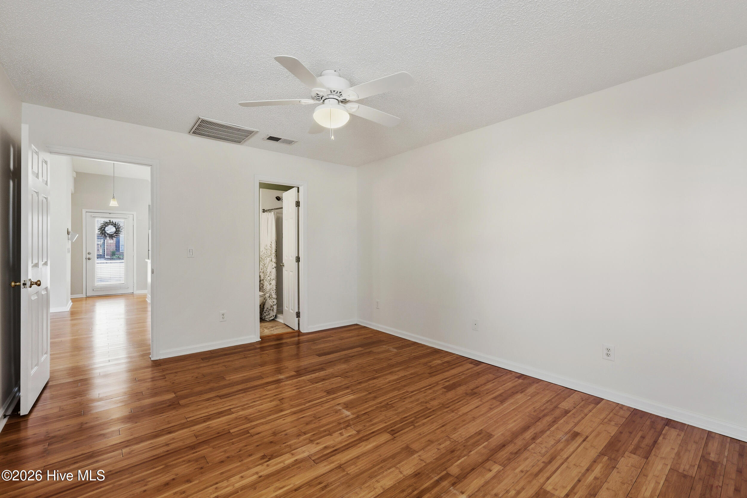 100560025 | Photo 14