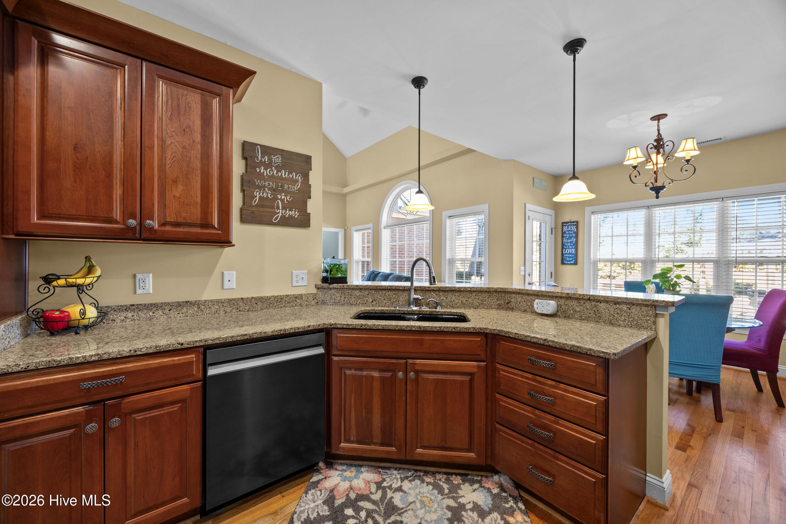 100550325 | Photo 20