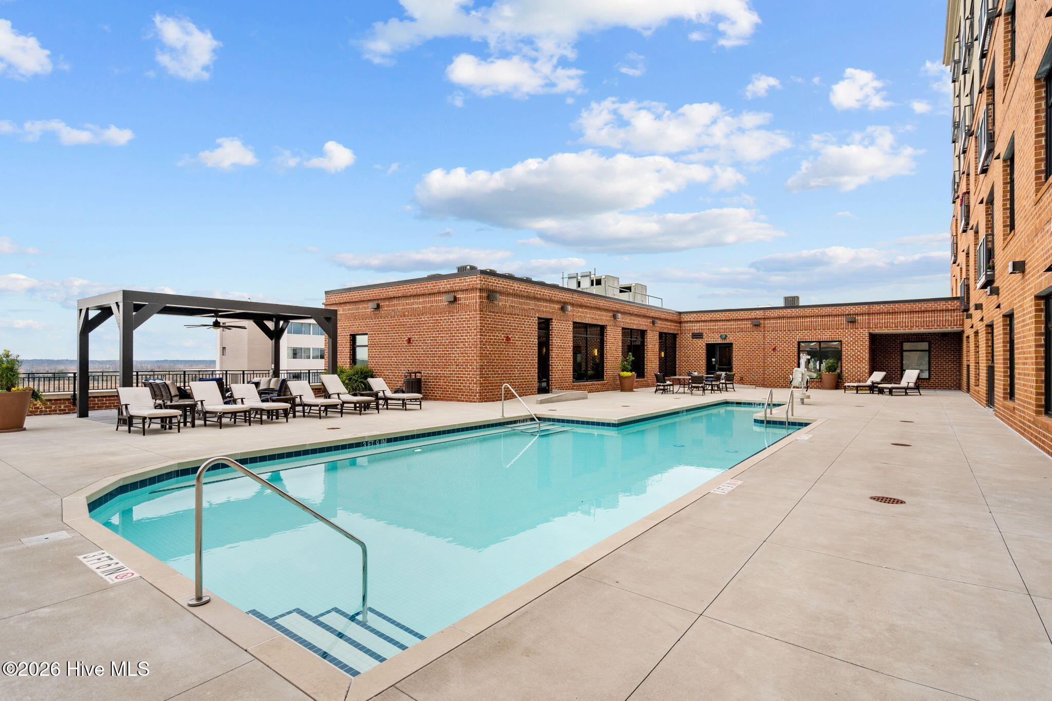 100565283 | Photo 44