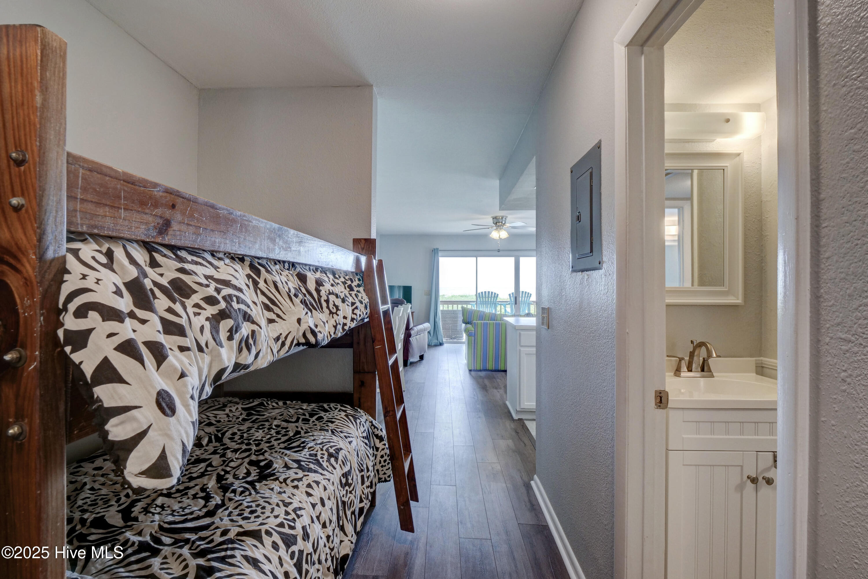 100527631 | Photo 15