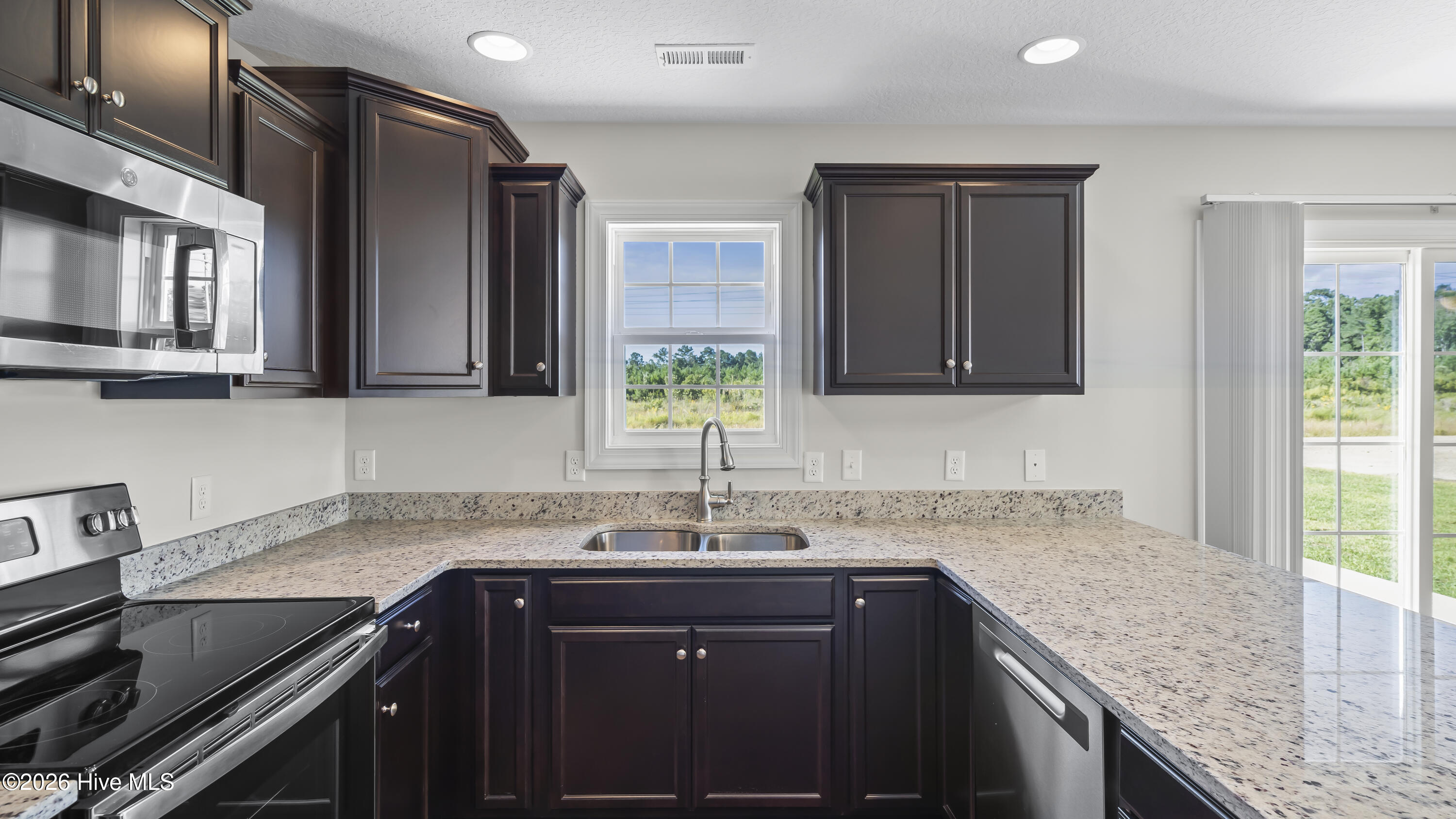 100563871 | Photo 12