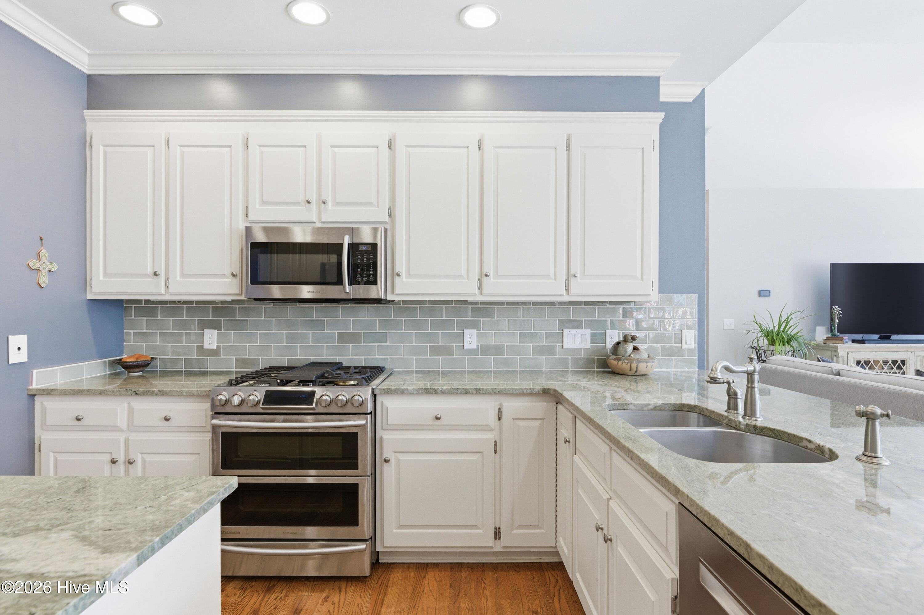 100568689 | Photo 12