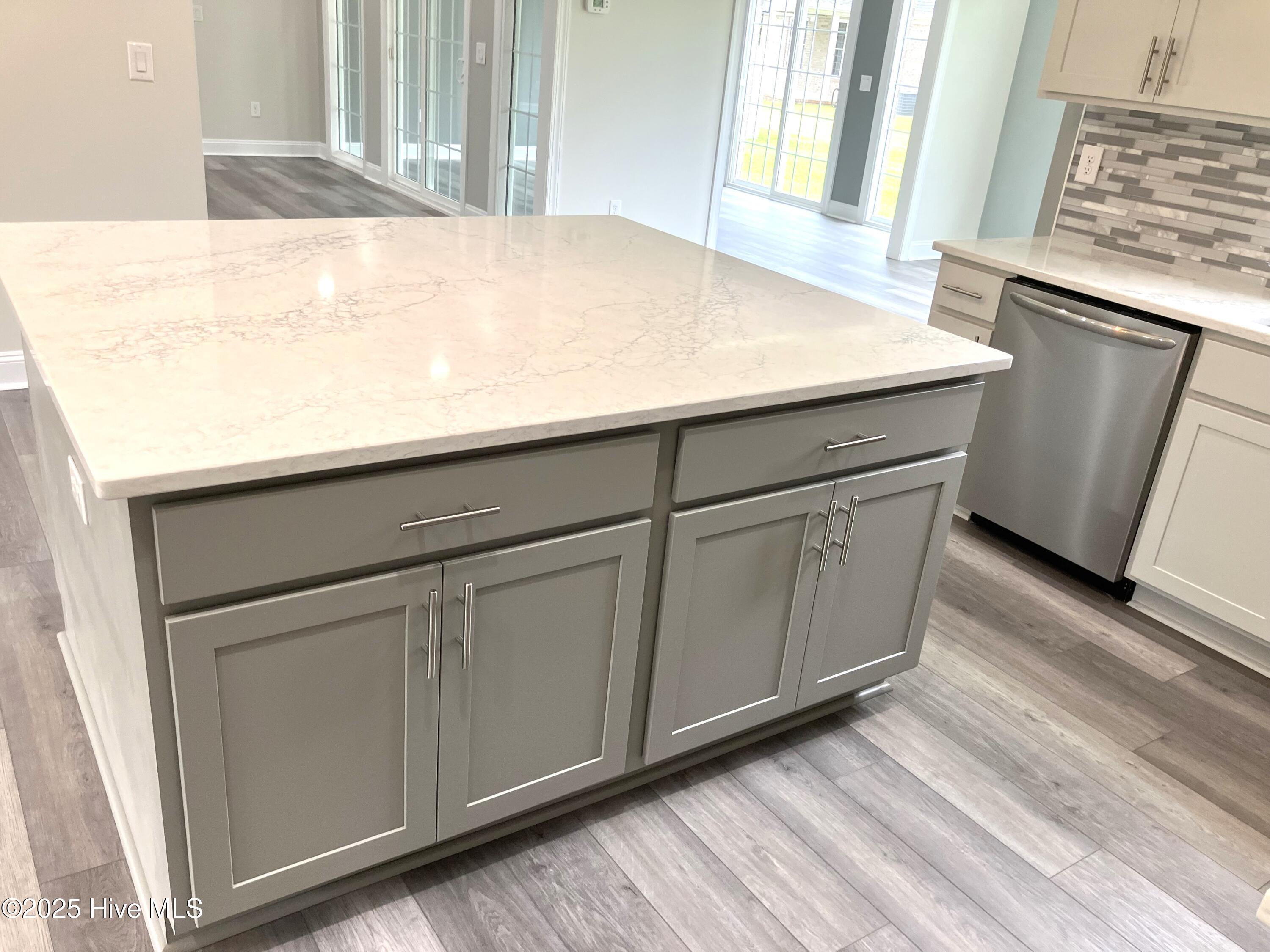 100514108 | Photo 12