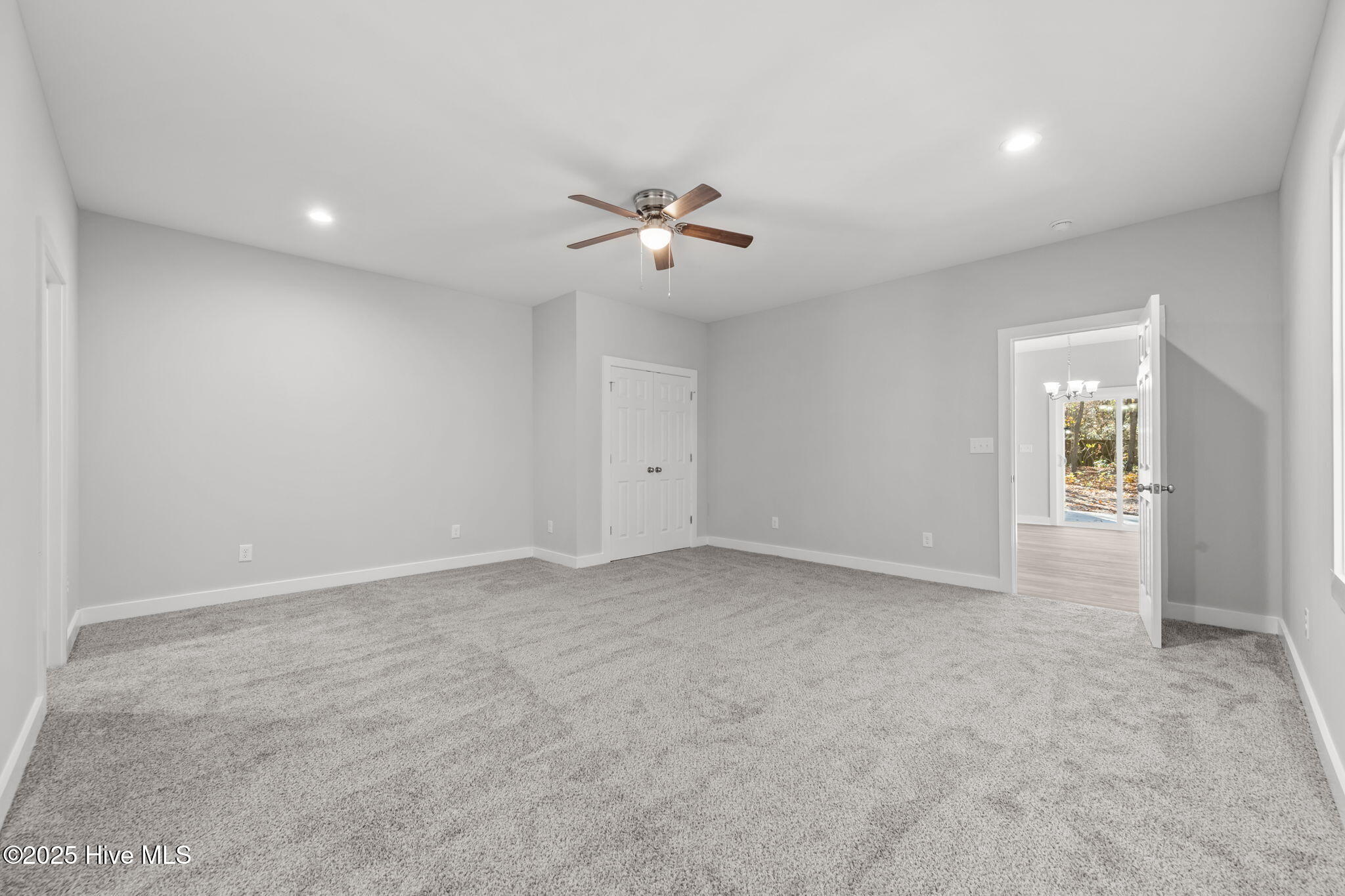 100542869 | Photo 21