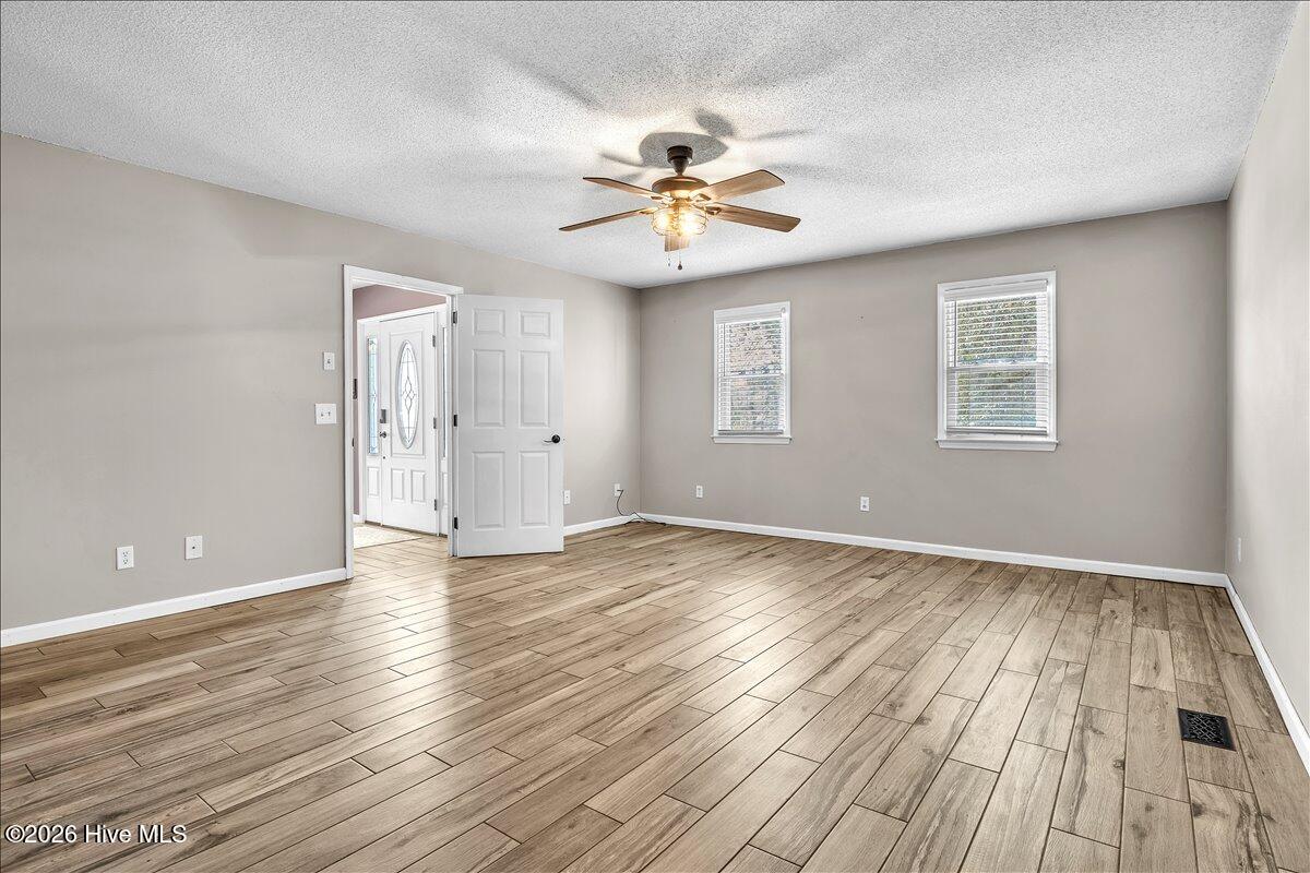 100566130 | Photo 11