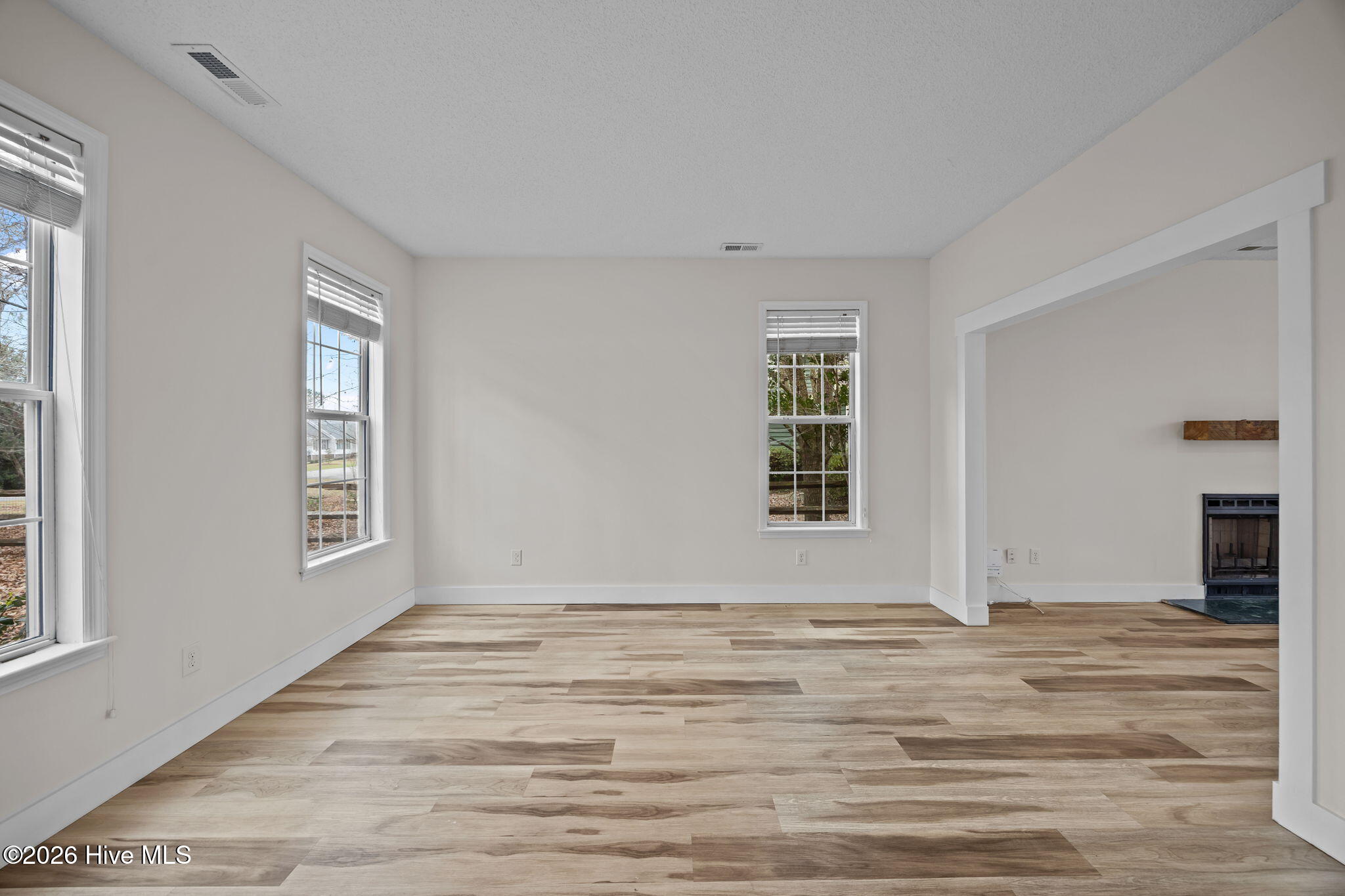 100557636 | Photo 11