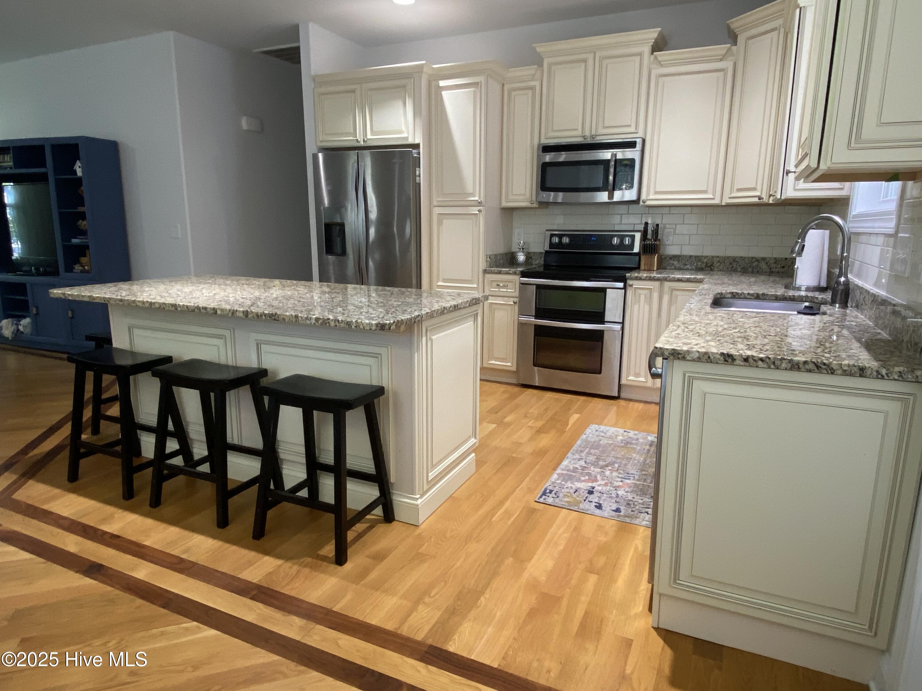 100533868 | Photo 12