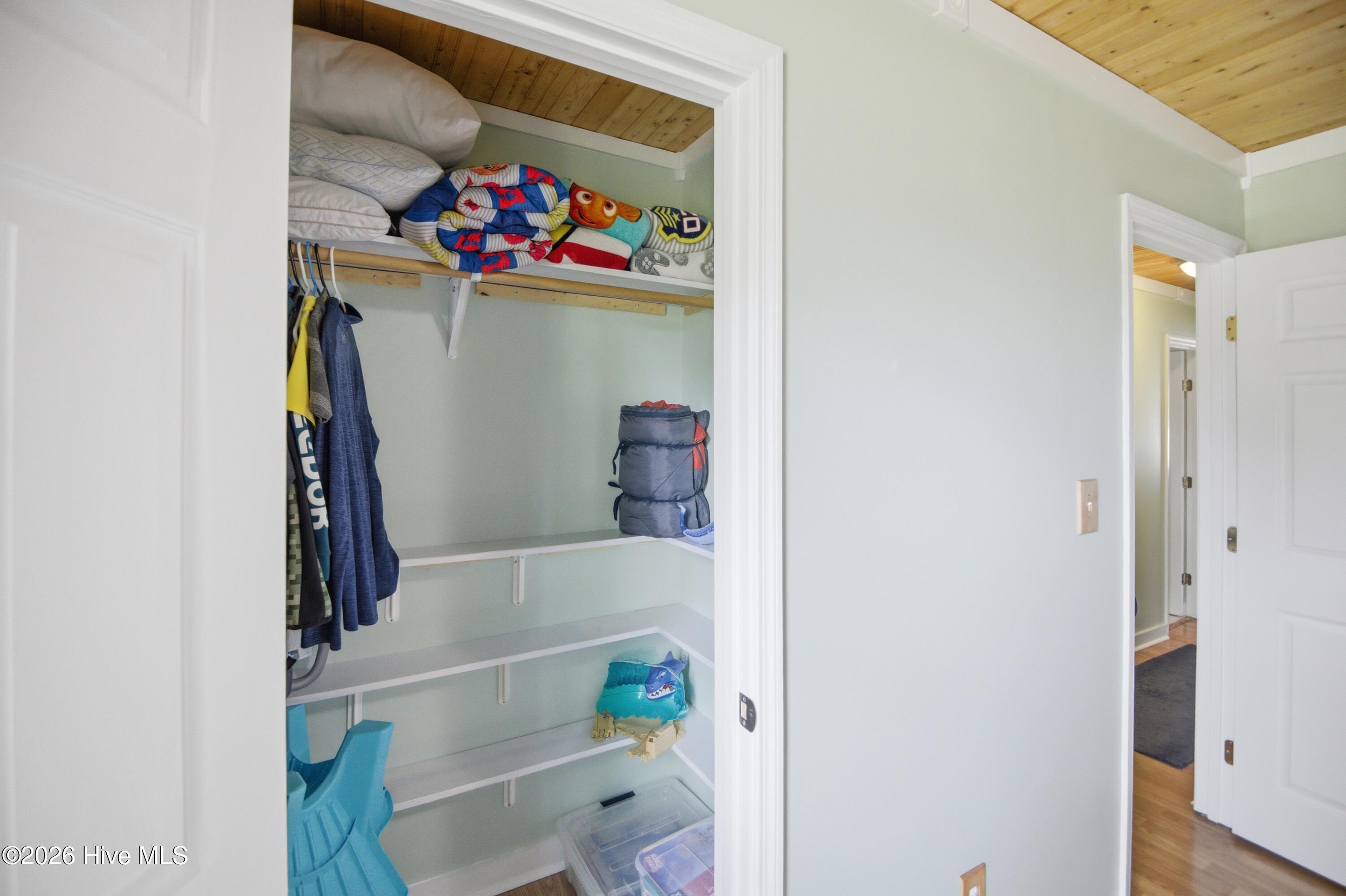 100565180 | Photo 22