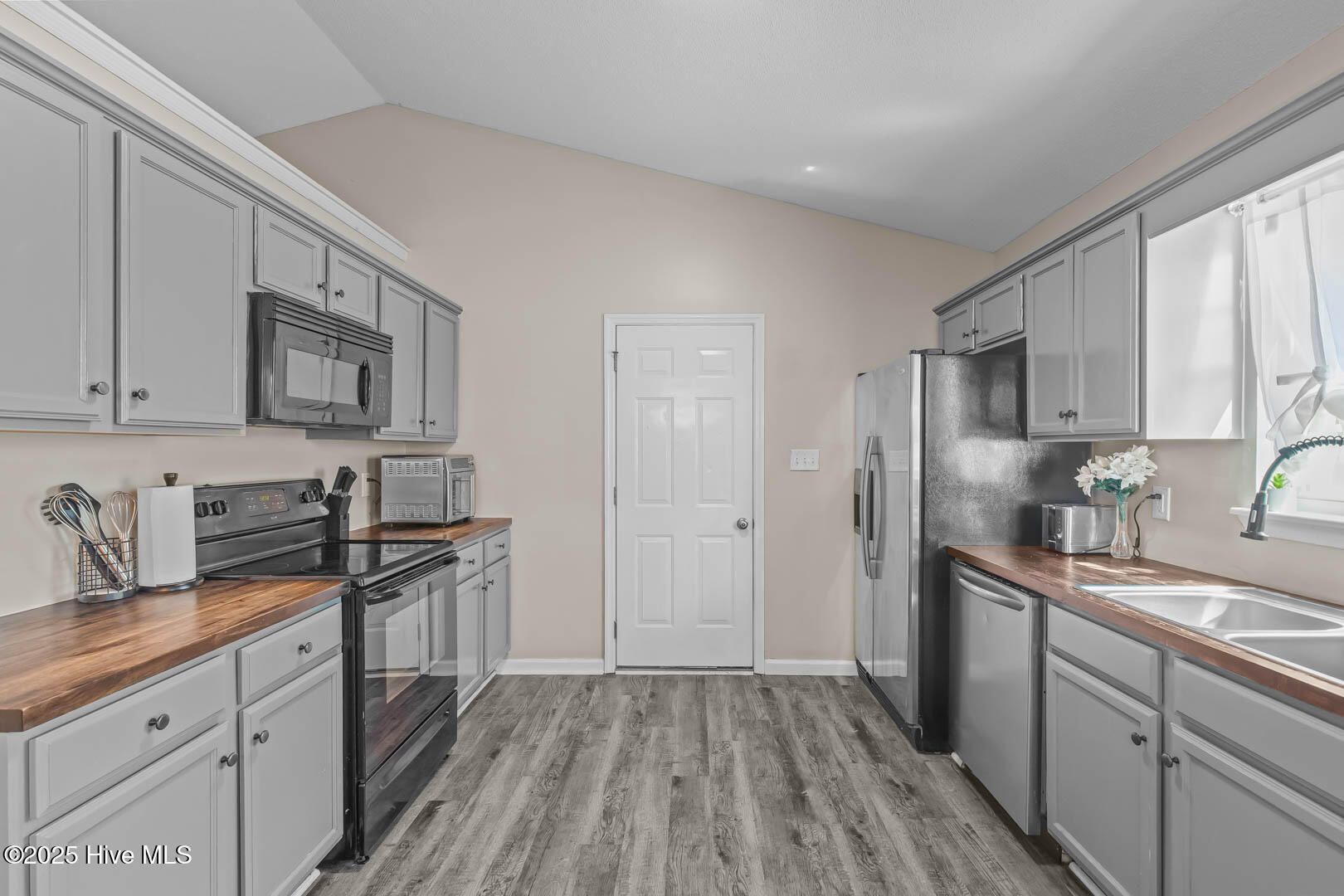 100515943 | Photo 14