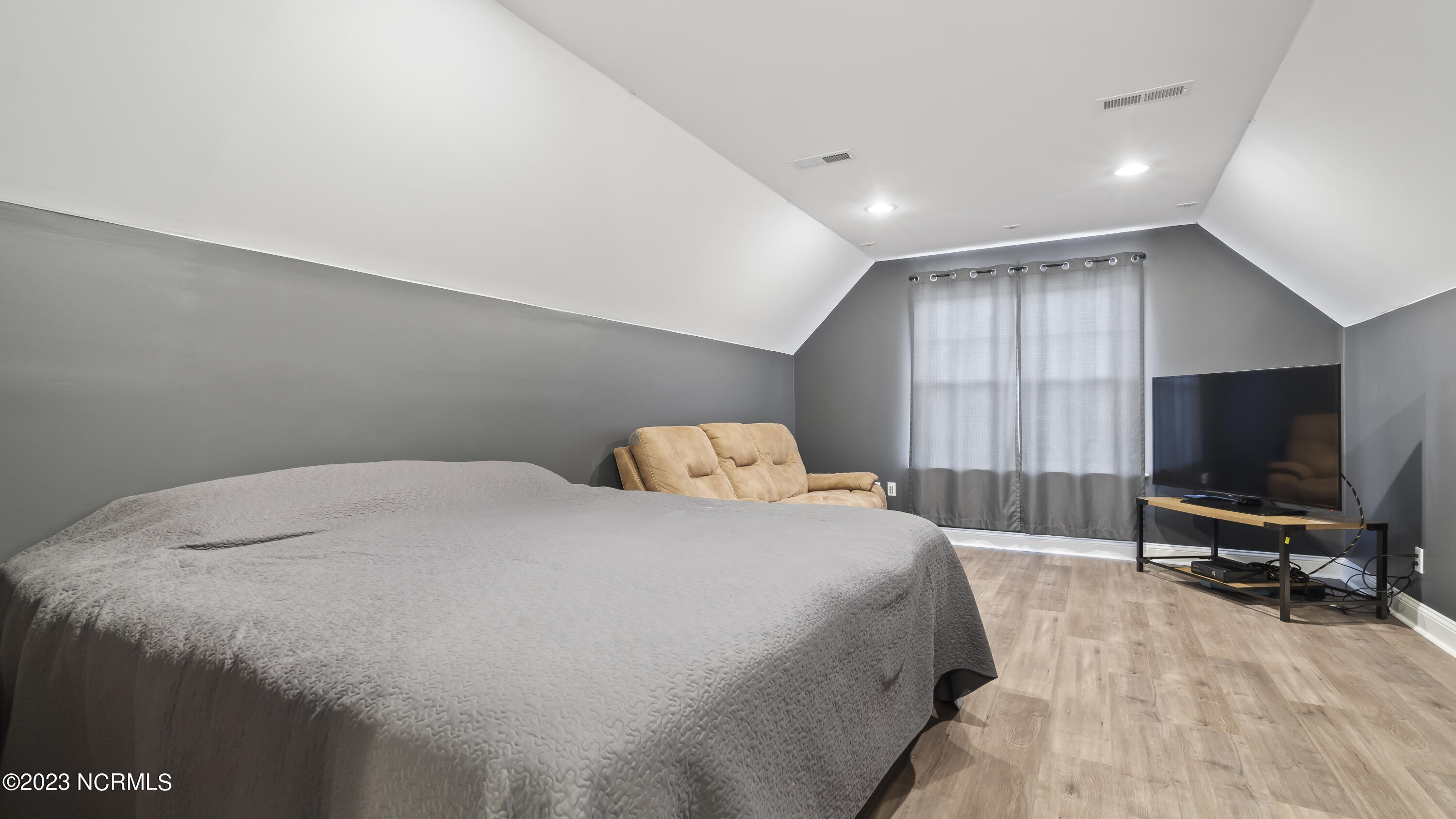 100563607 | Photo 35