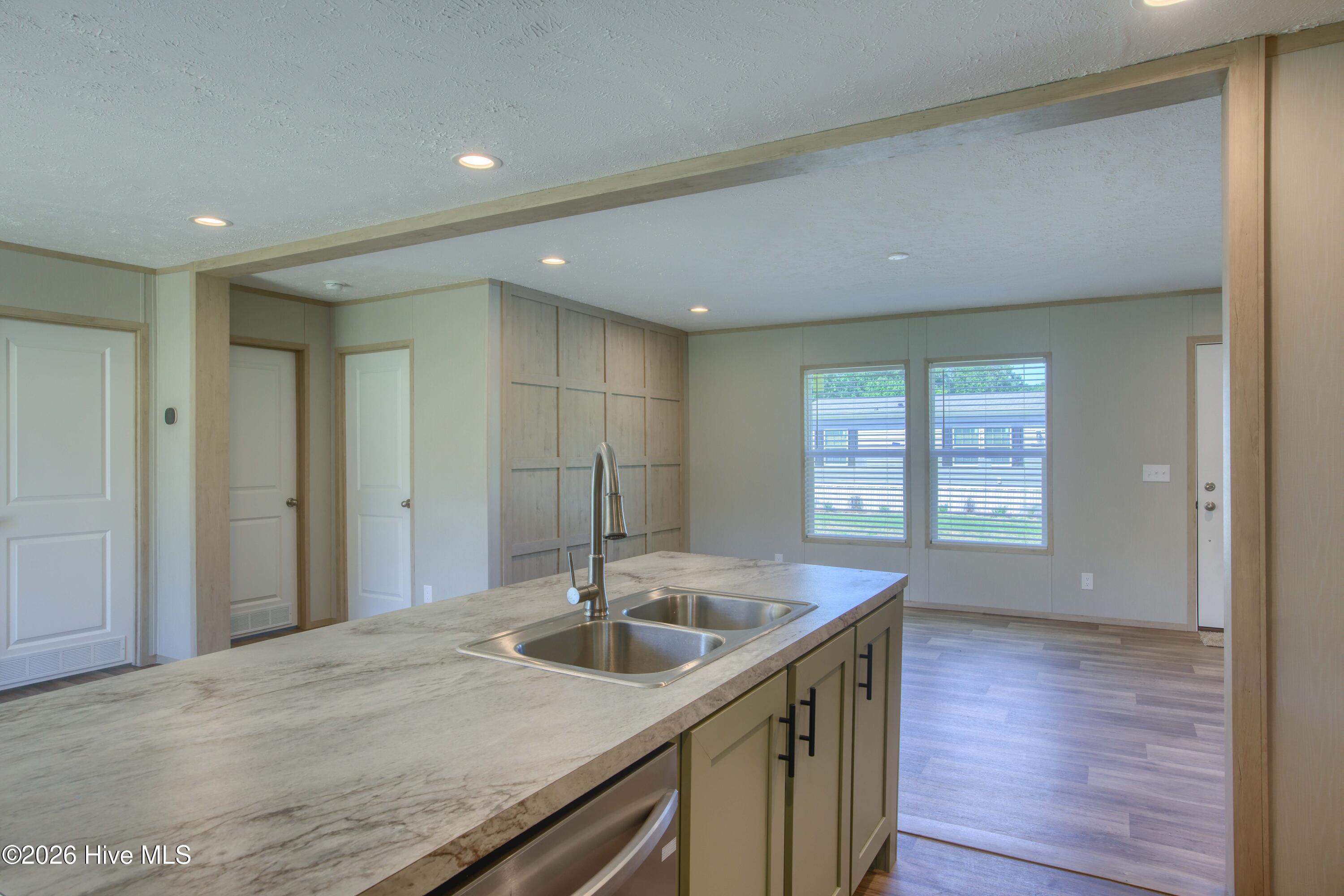 100557064 | Photo 16