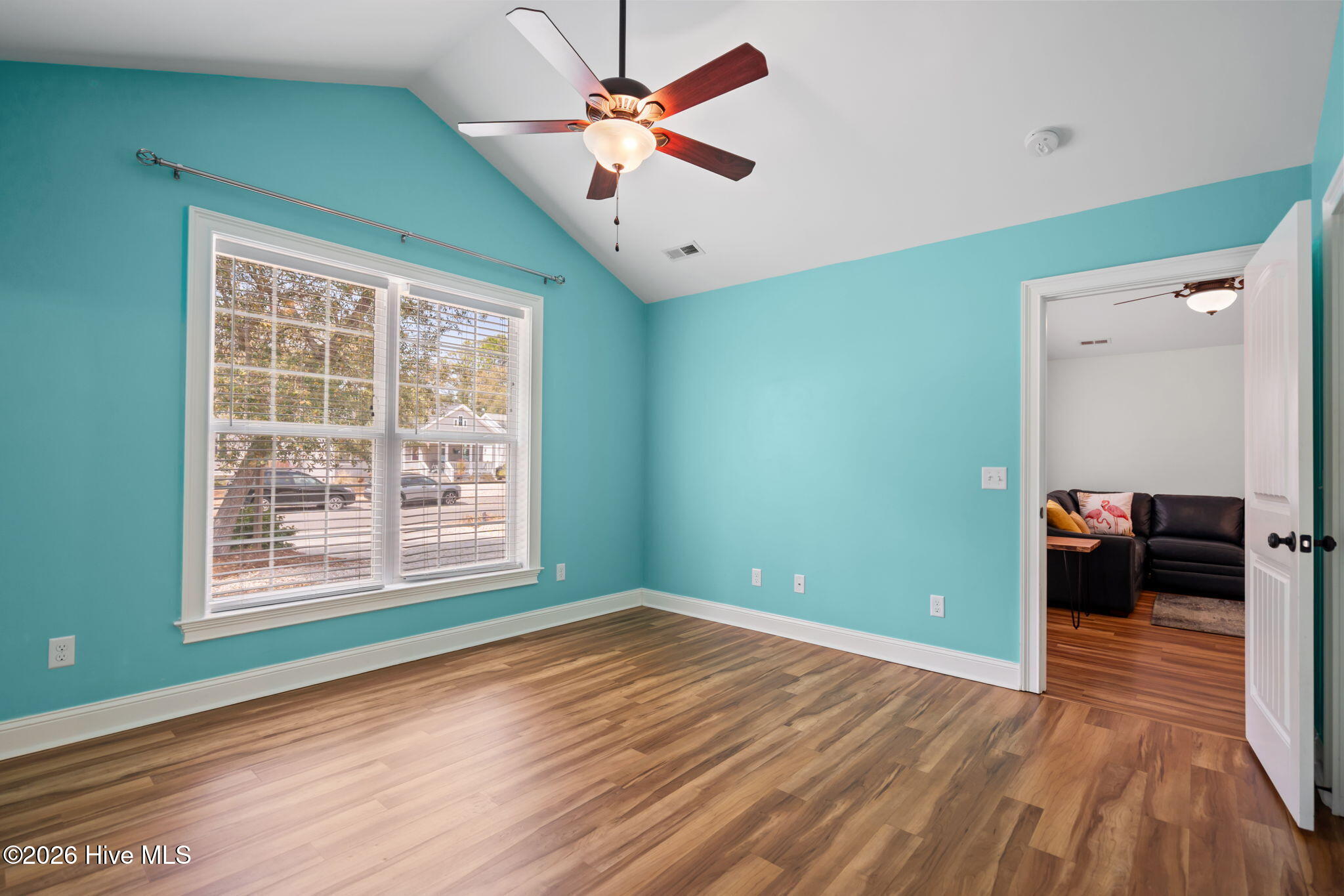 100566759 | Photo 26