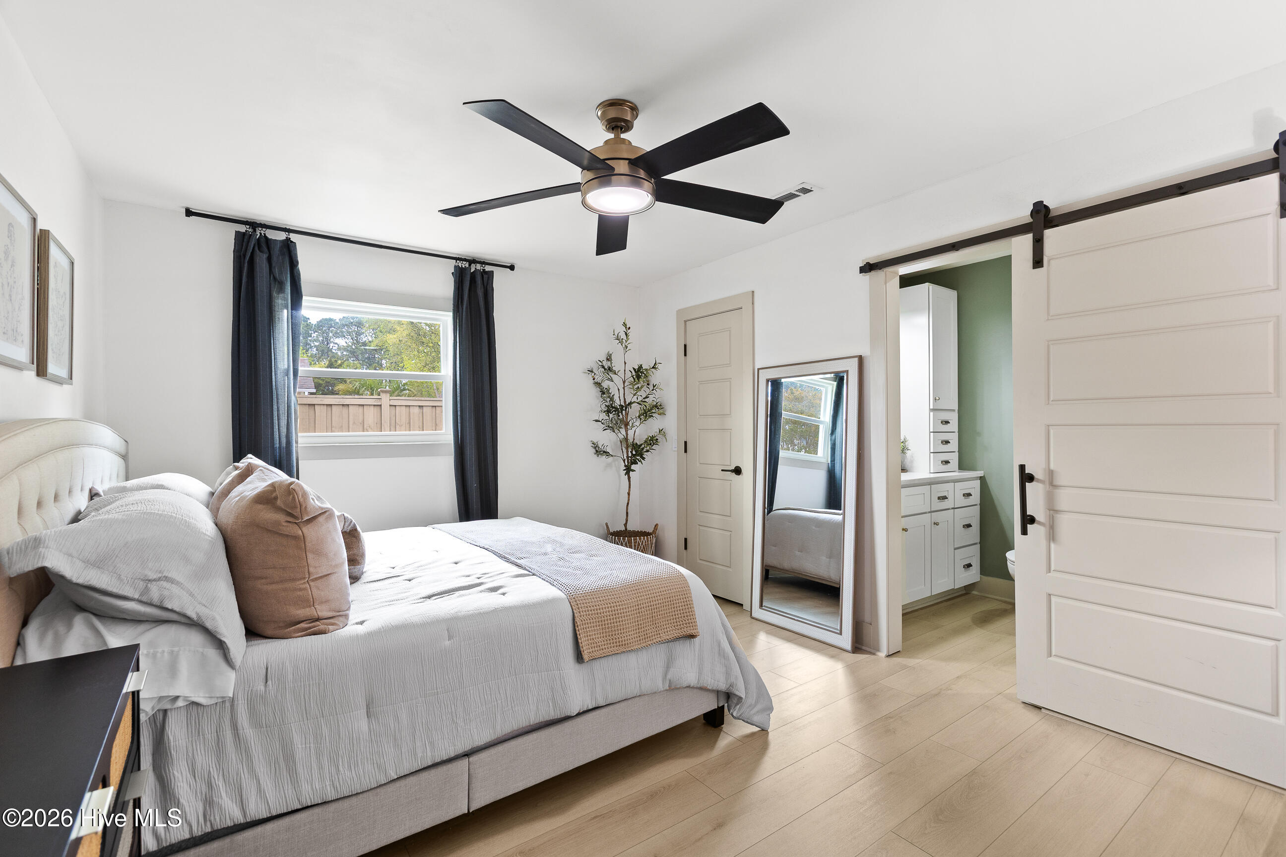 100566396 | Photo 15