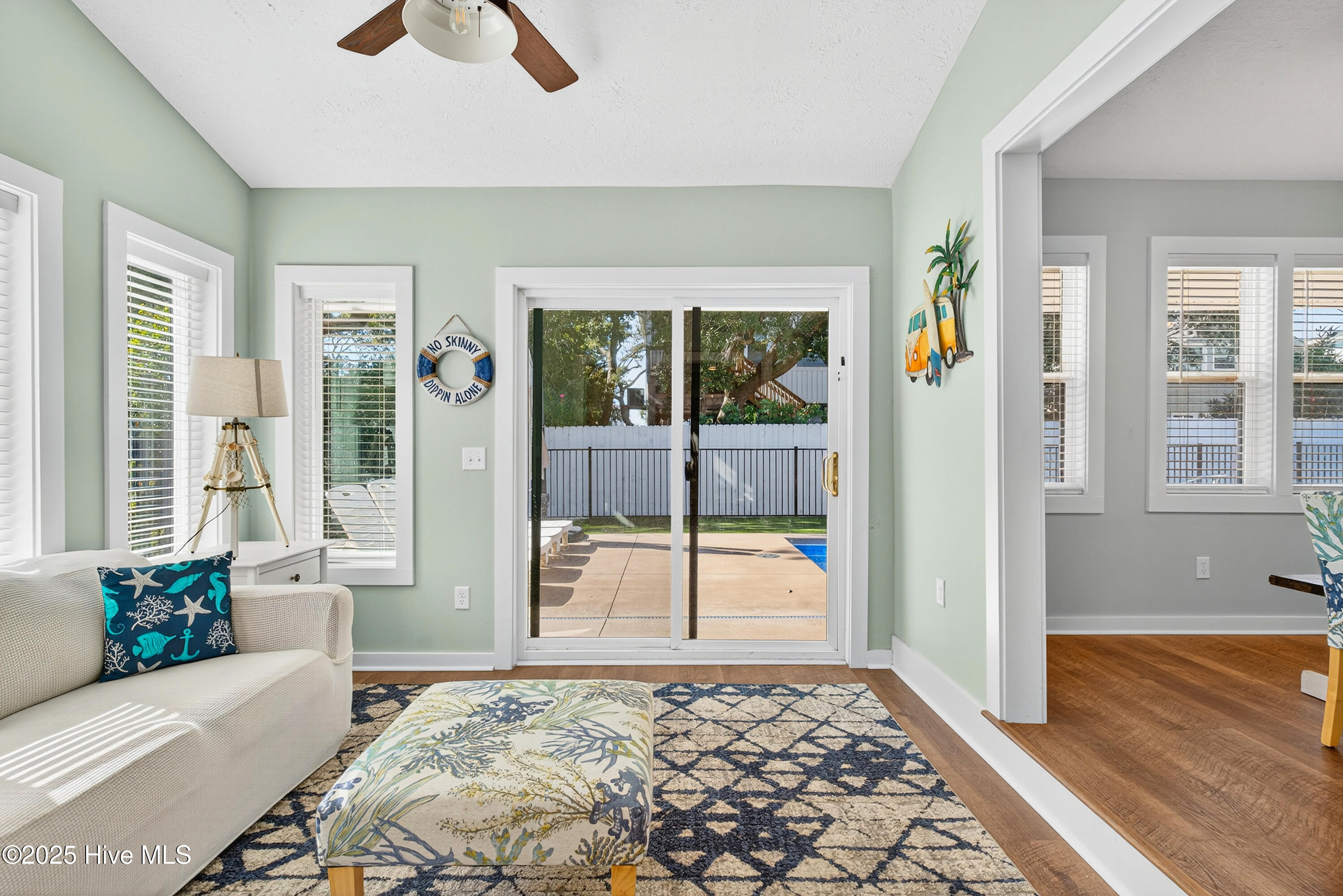 100537887 | Photo 23