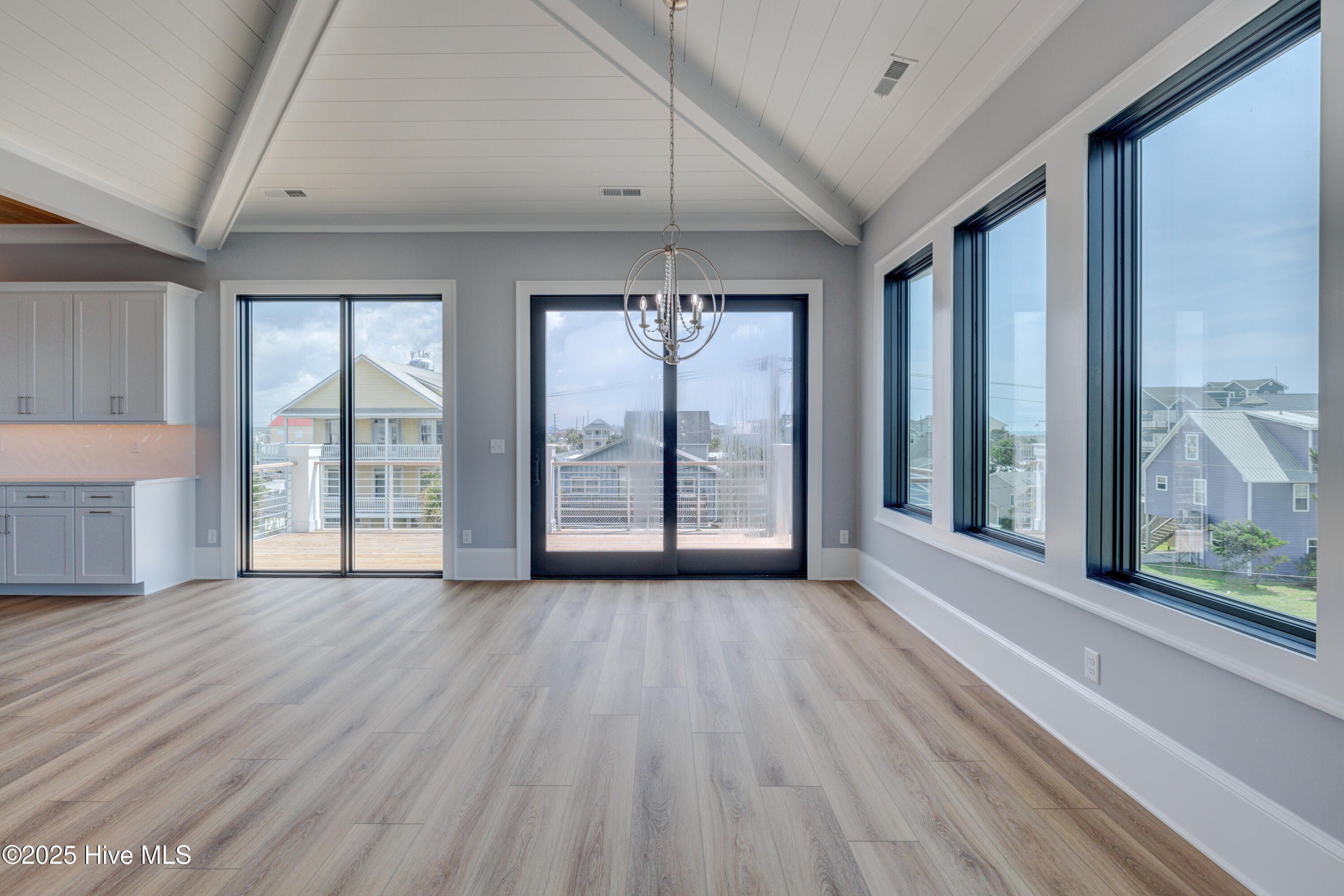 100519024 | Photo 15