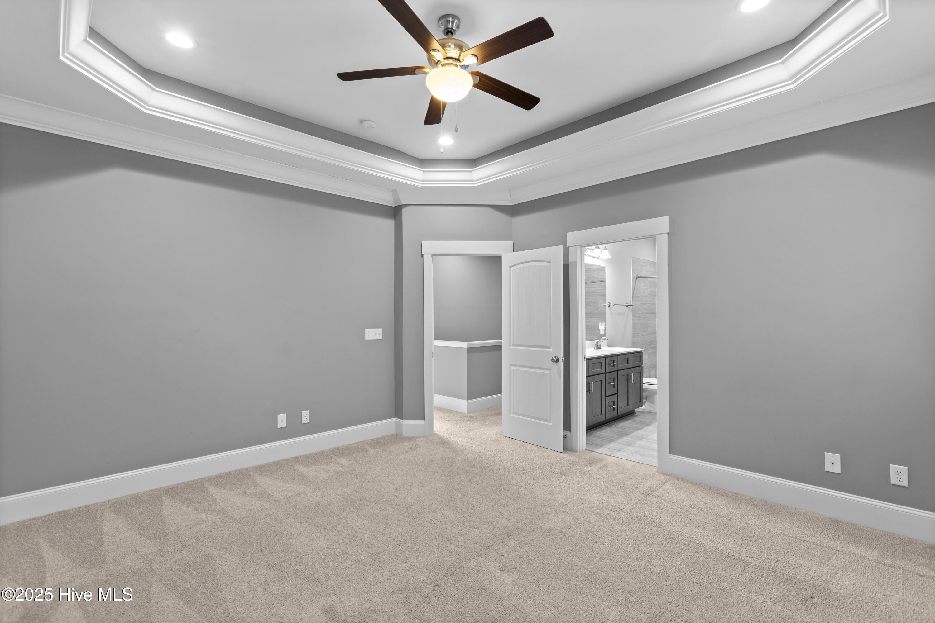 100569524 | Photo 16