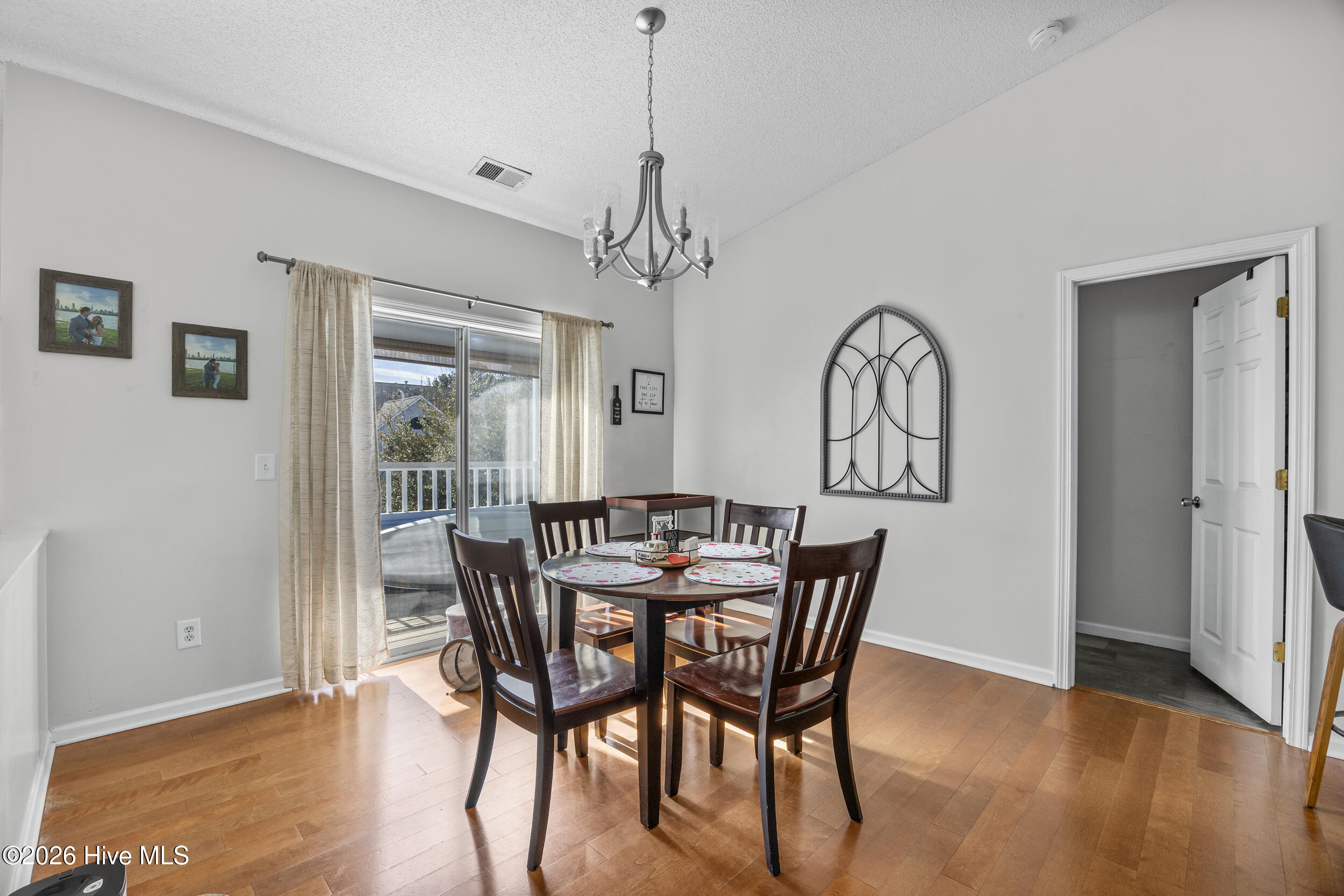 100552907 | Photo 14