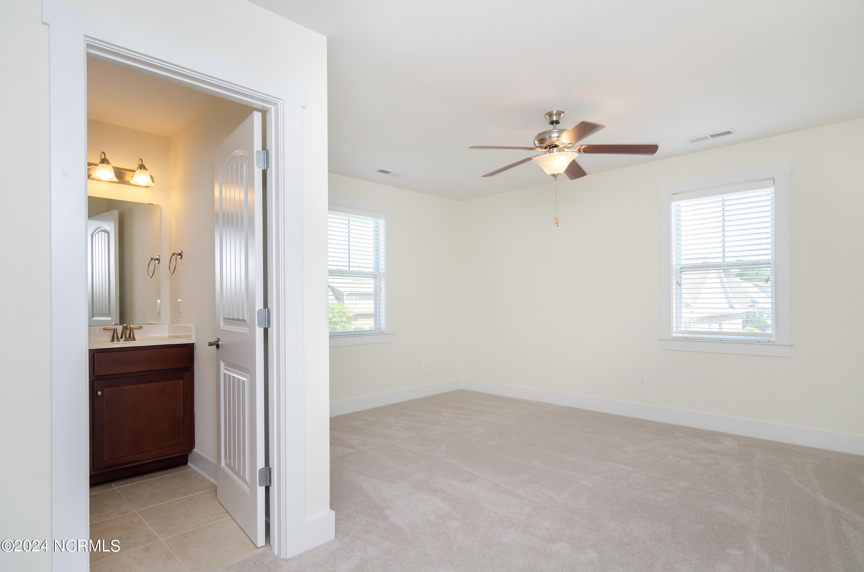 100560598 | Photo 22