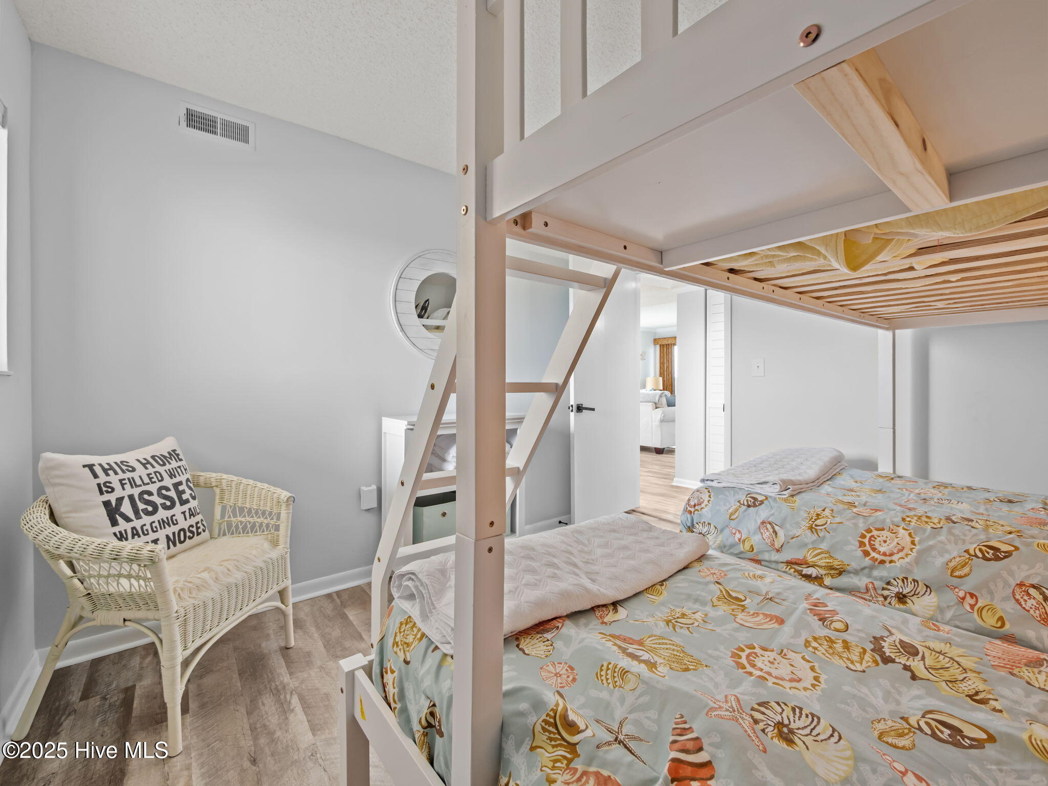 100520425 | Photo 38