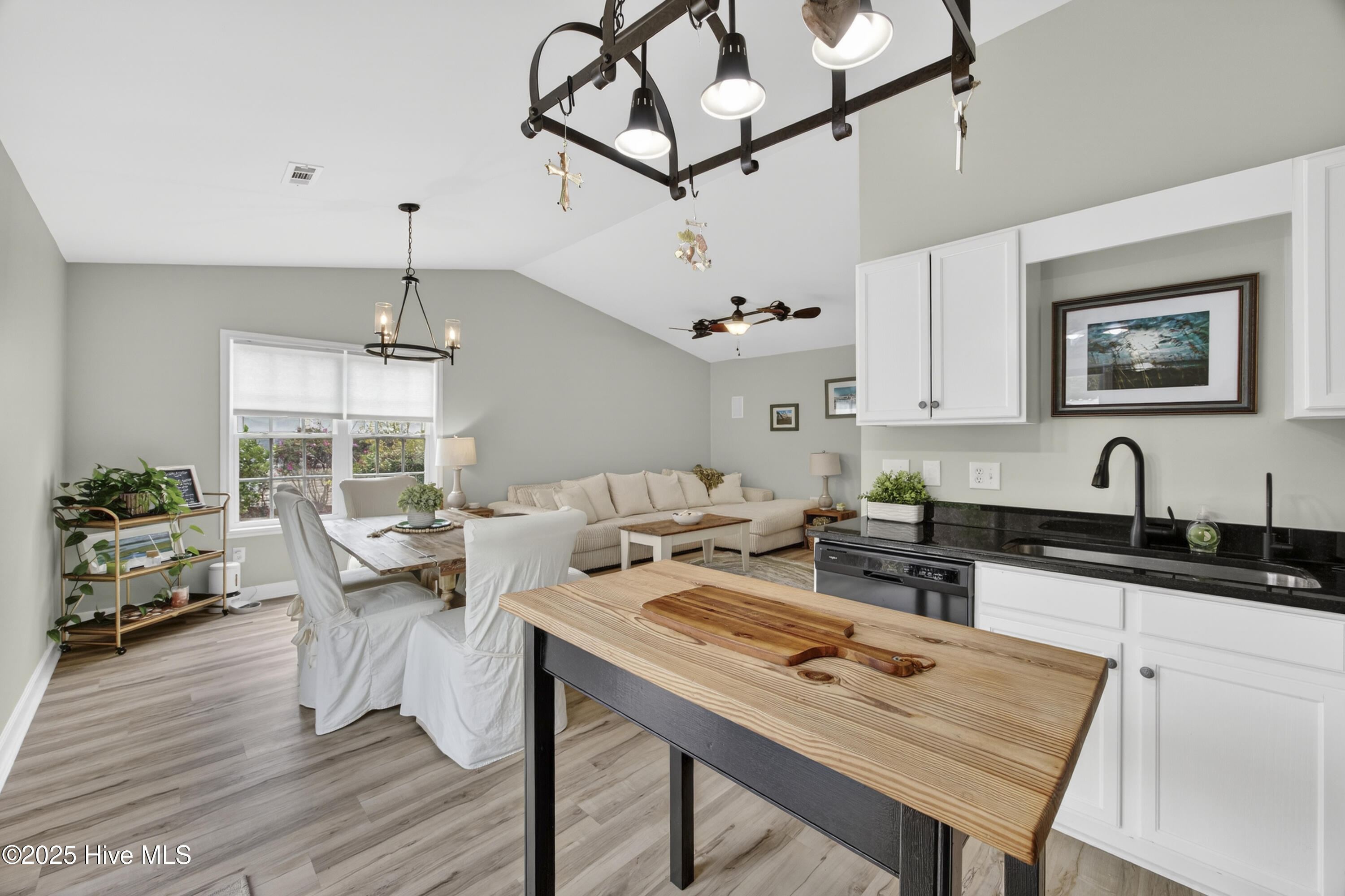 100558907 | Photo 12