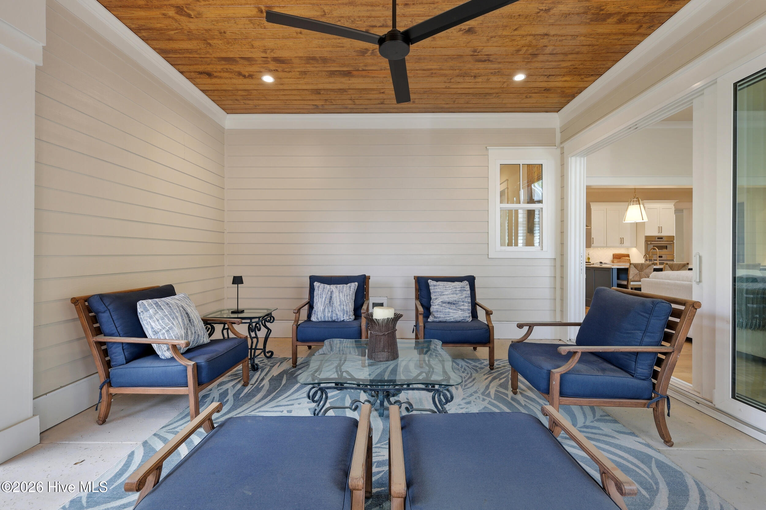 100566937 | Photo 61