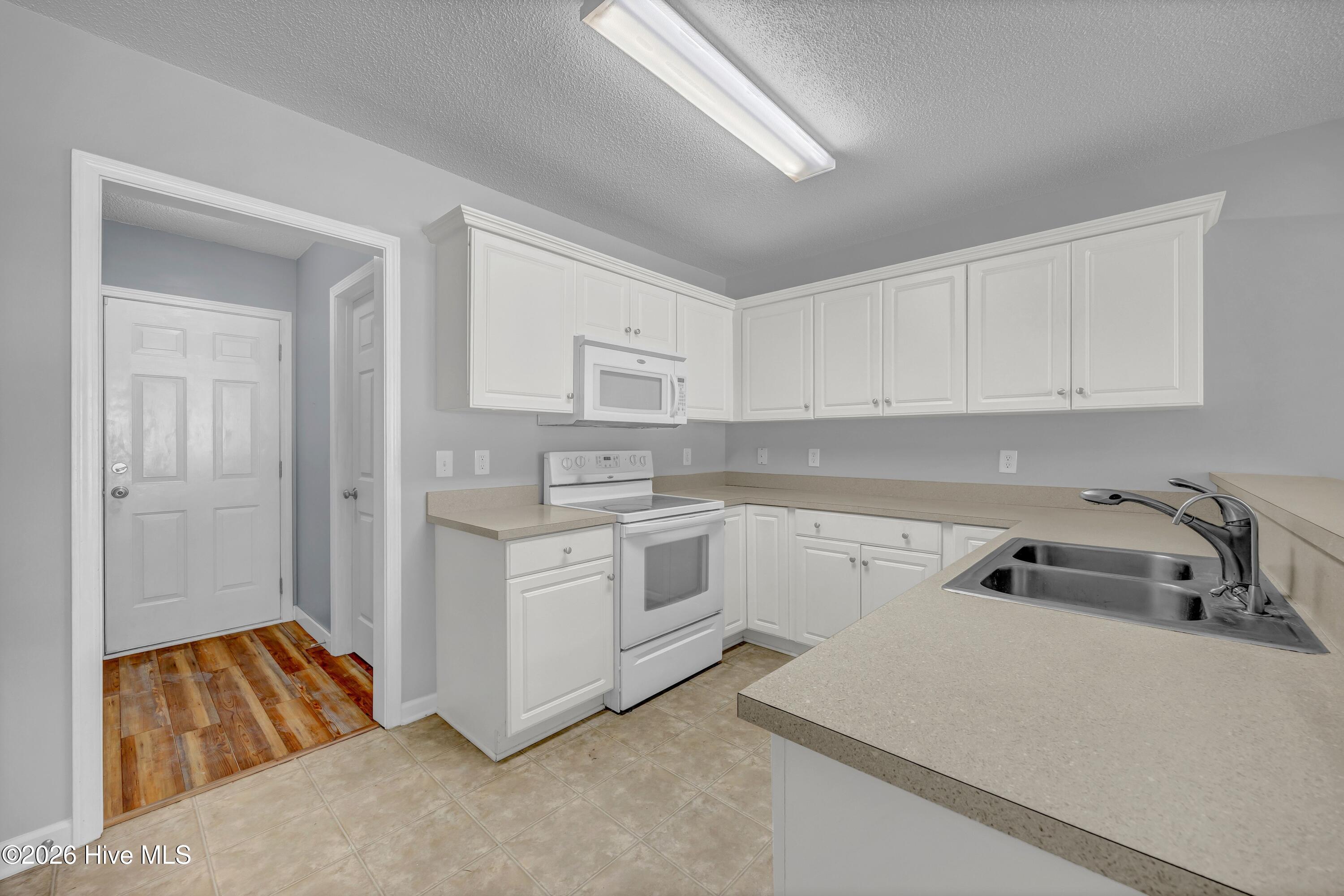 100560995 | Photo 10