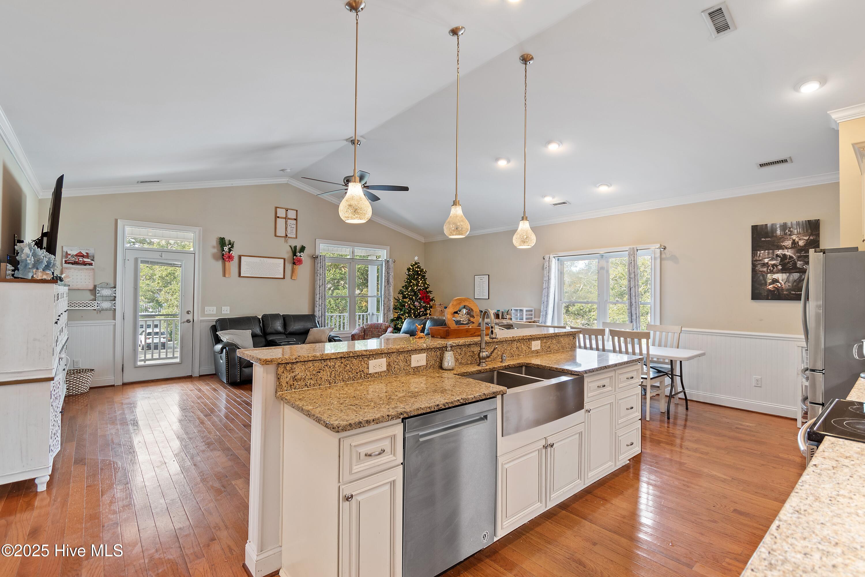 100546132 | Photo 15