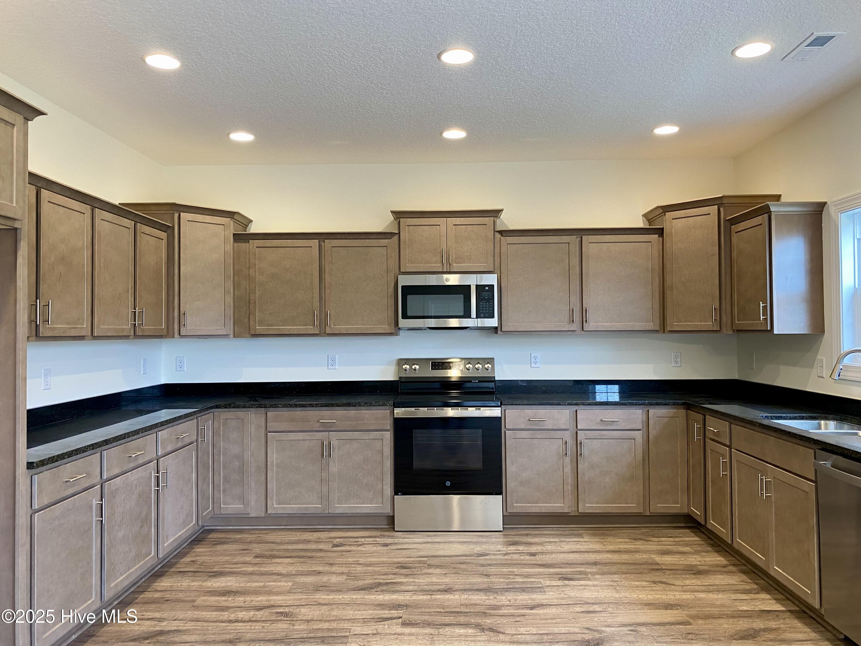 100483147 | Photo 11