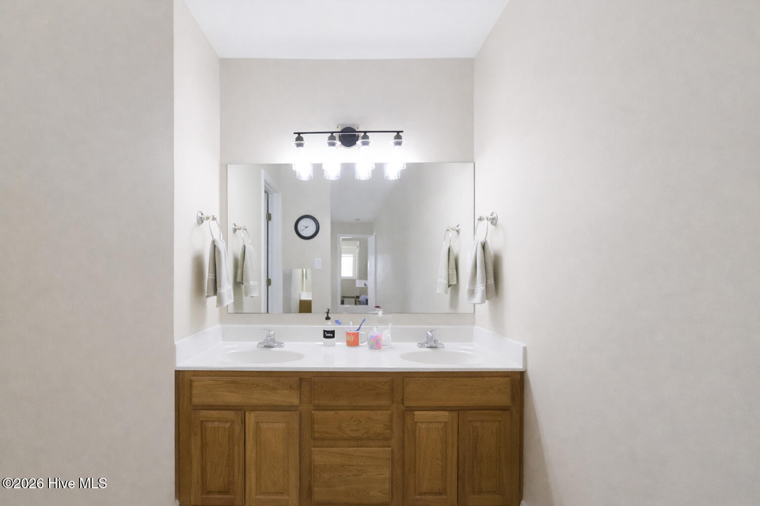 100562387 | Photo 26