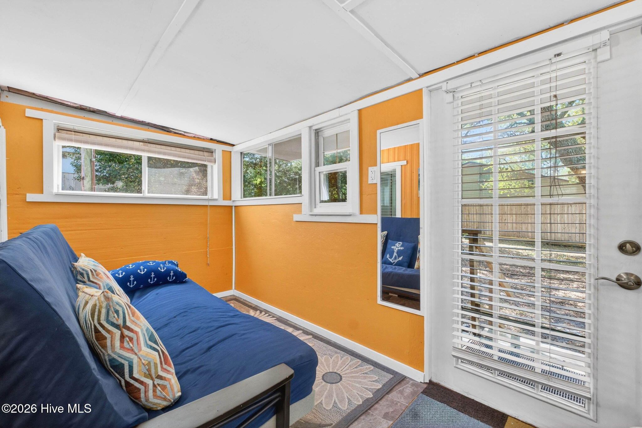 100567850 | Photo 35