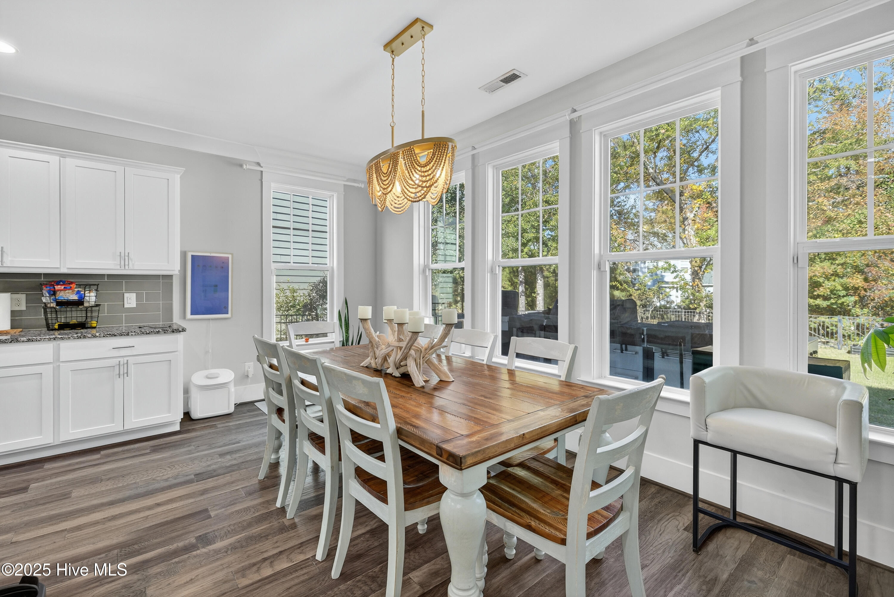 100540063 | Photo 23