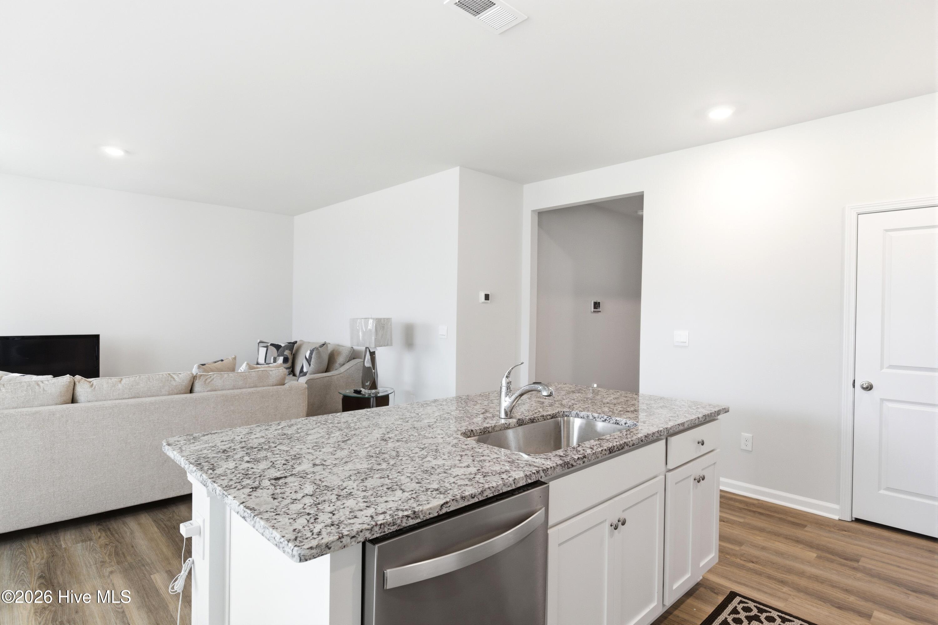 100563047 | Photo 25