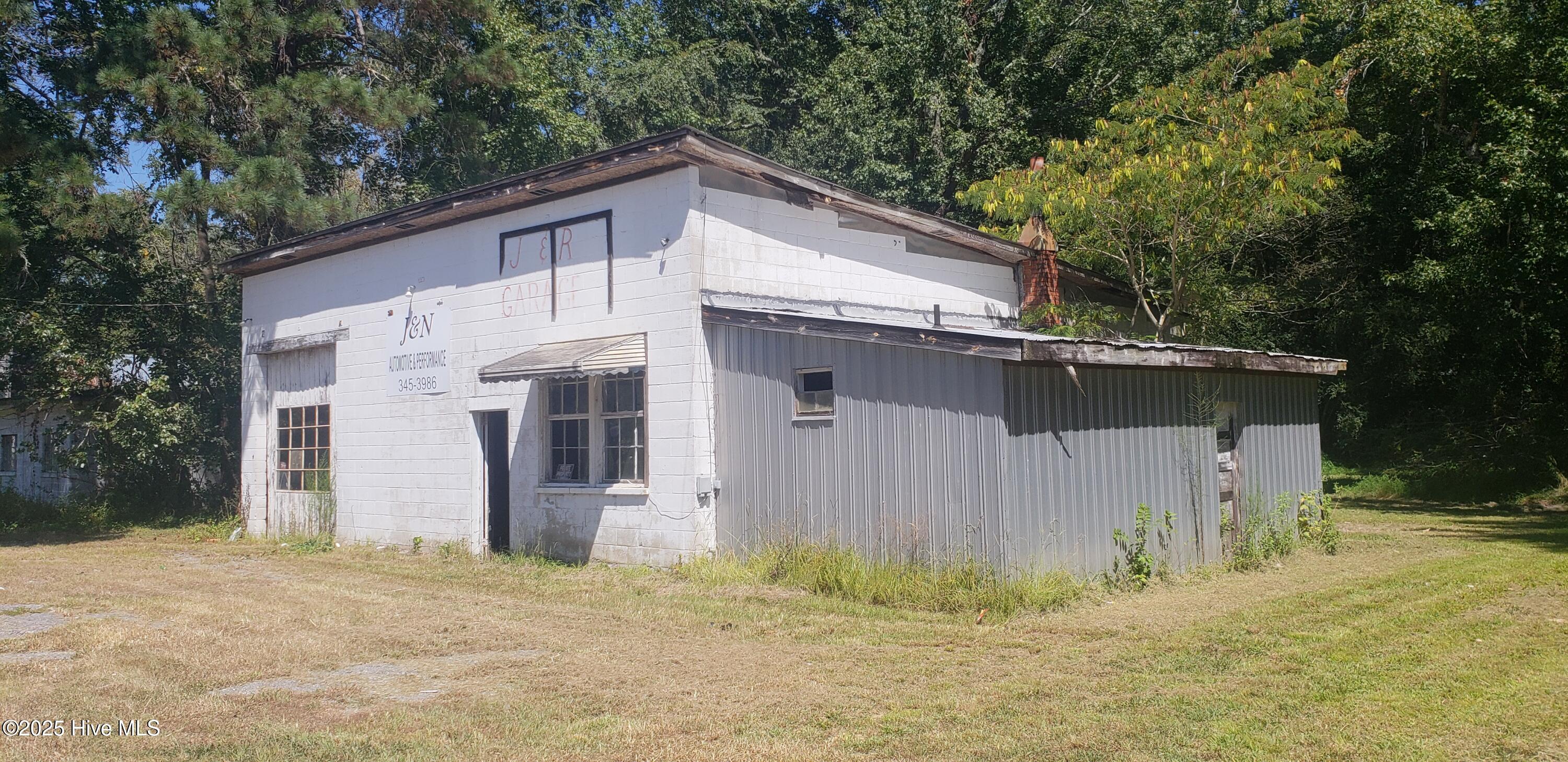 A great investment opportunity to own a spacious 4 car bay with a large office/storage area and bathroom.  The building was used previously as an Auto Repair Shop.
