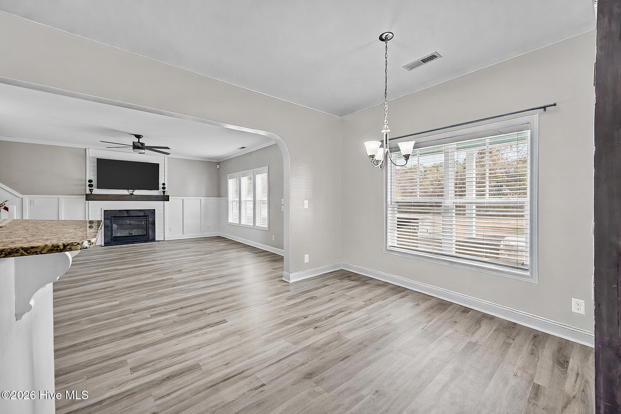 100561855 | Photo 17