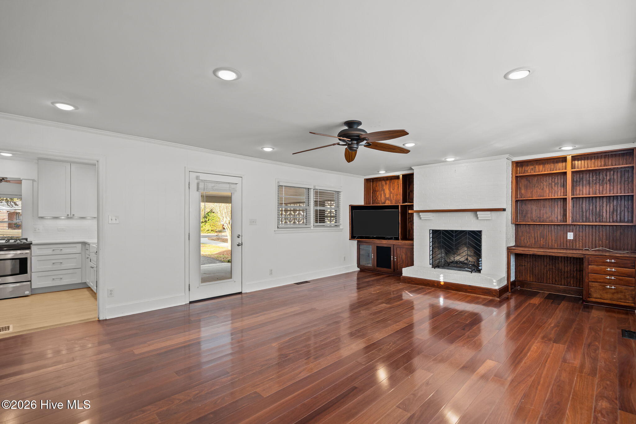 100548221 | Photo 16