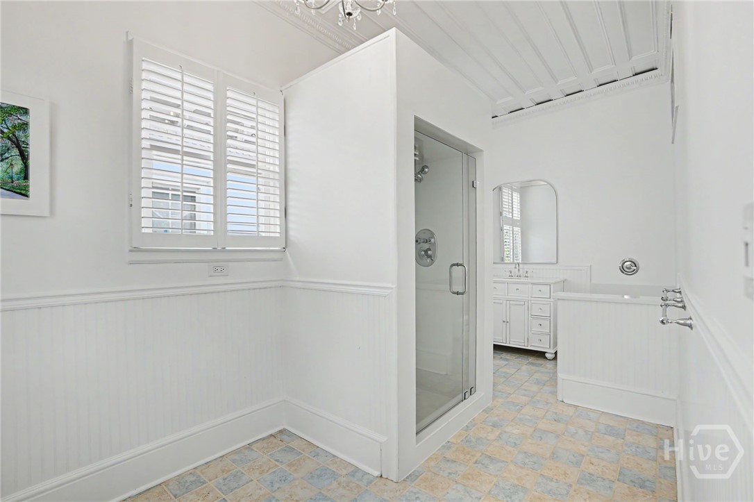 Second Floor En Suite Bath