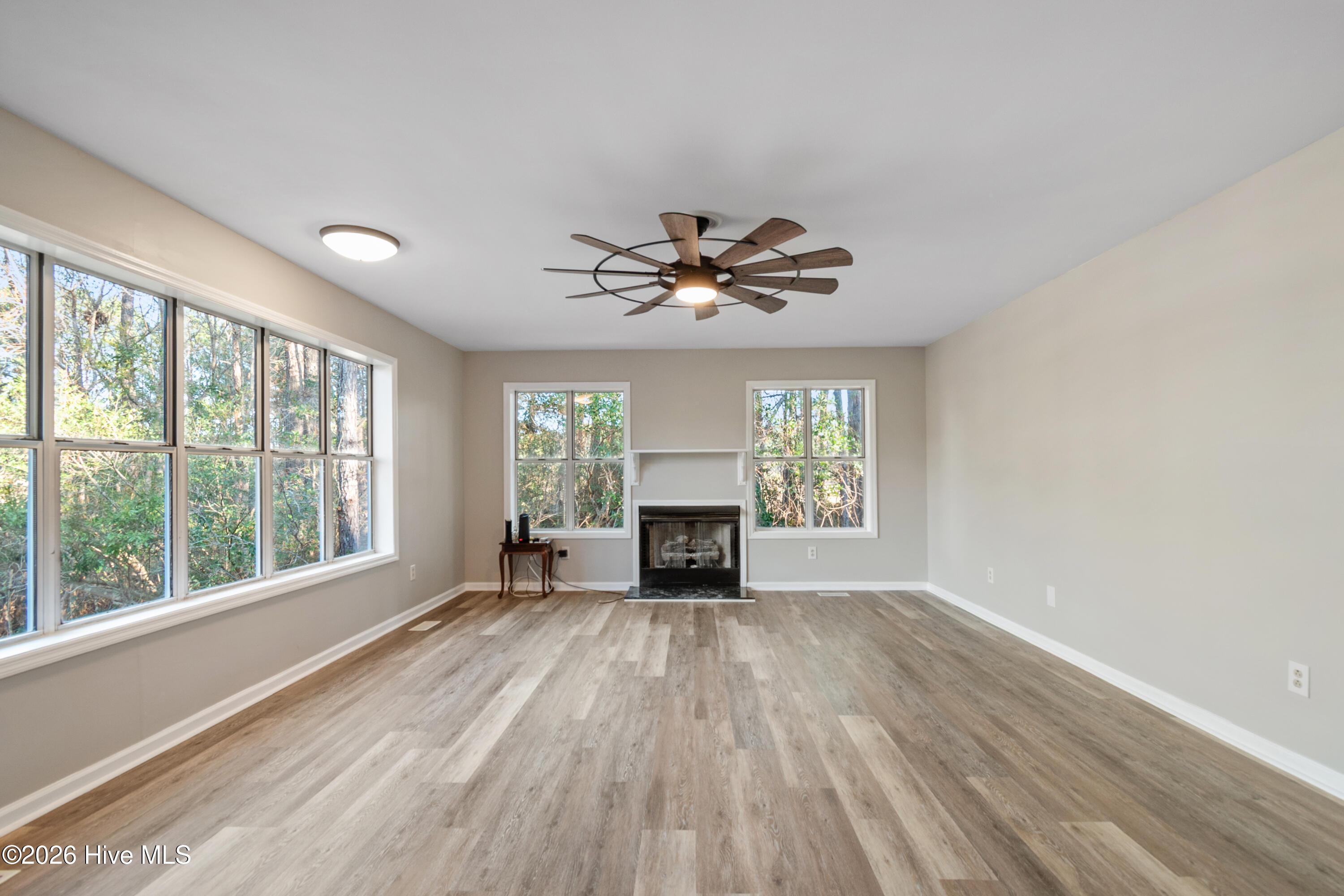 100549845 | Photo 13