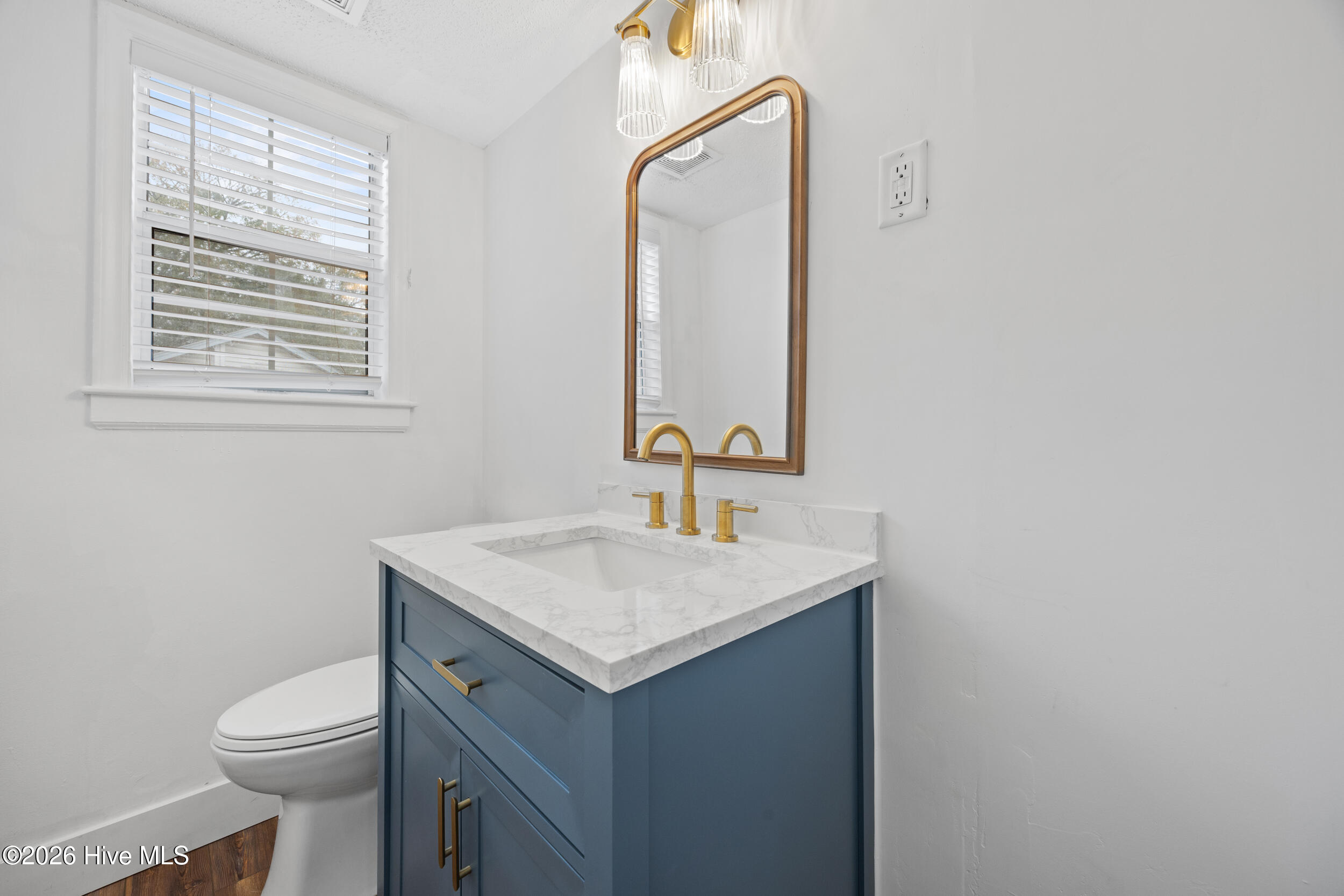 100553328 | Photo 12