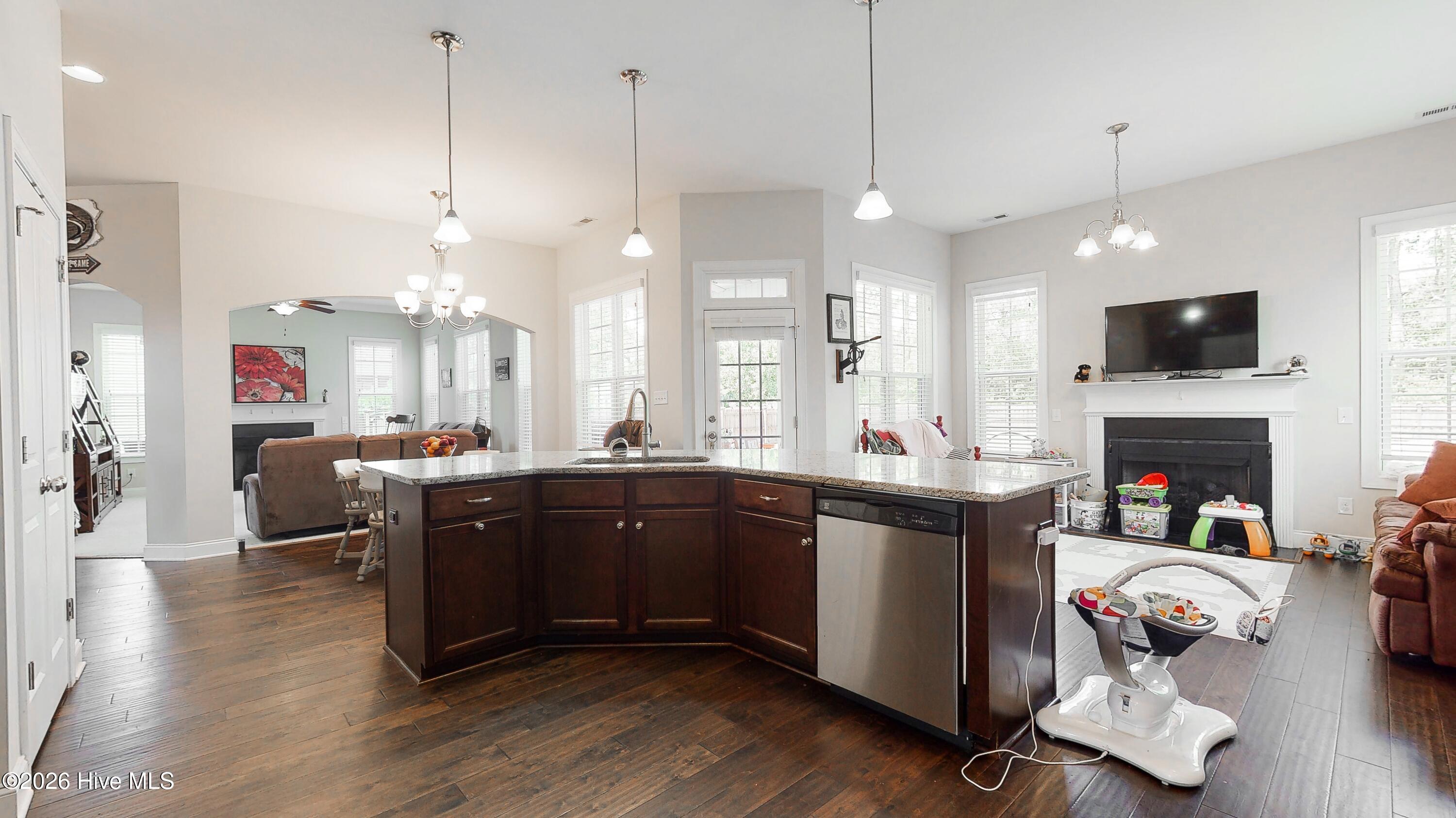 100570158 | Photo 18