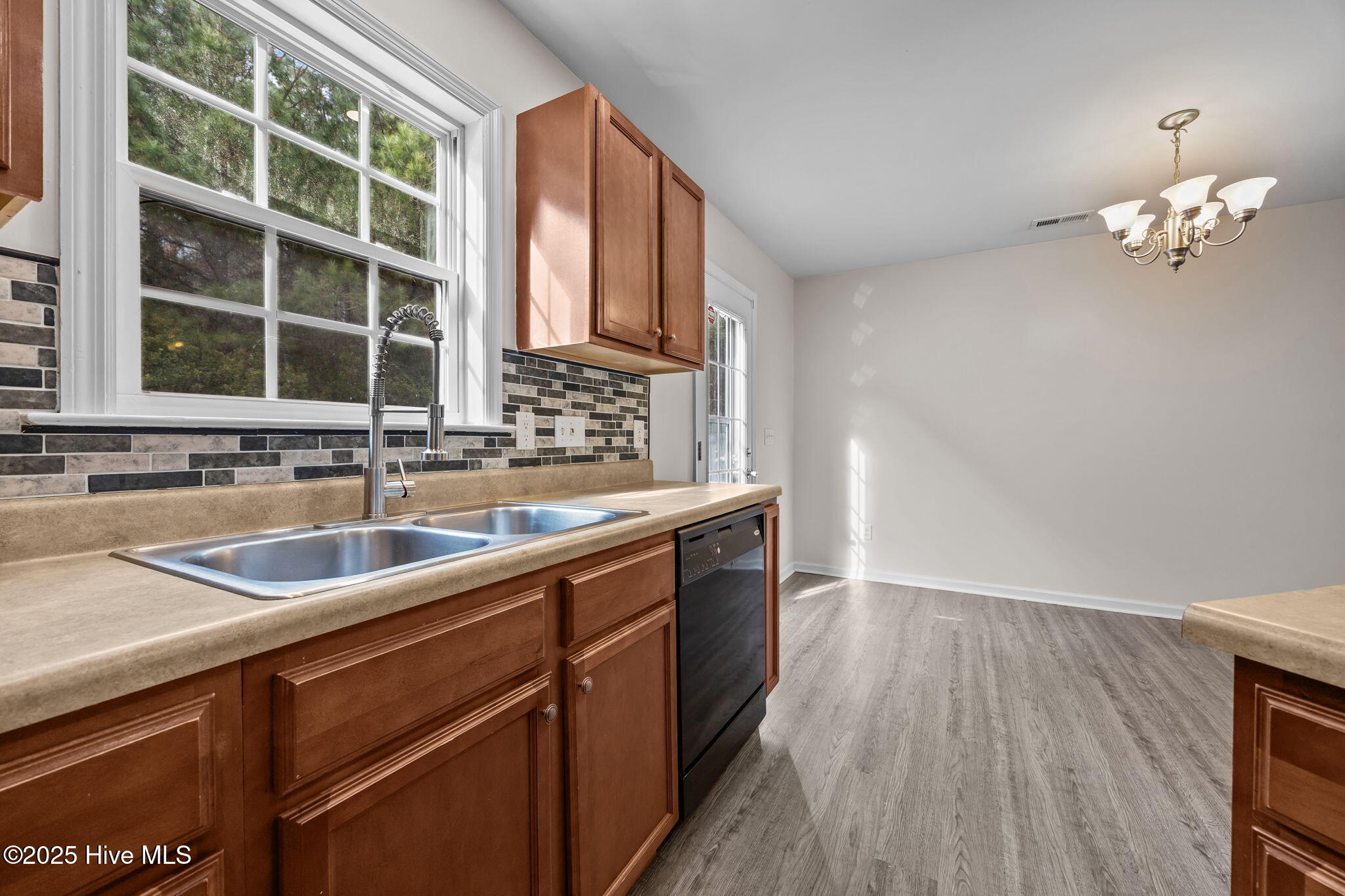 100545906 | Photo 22