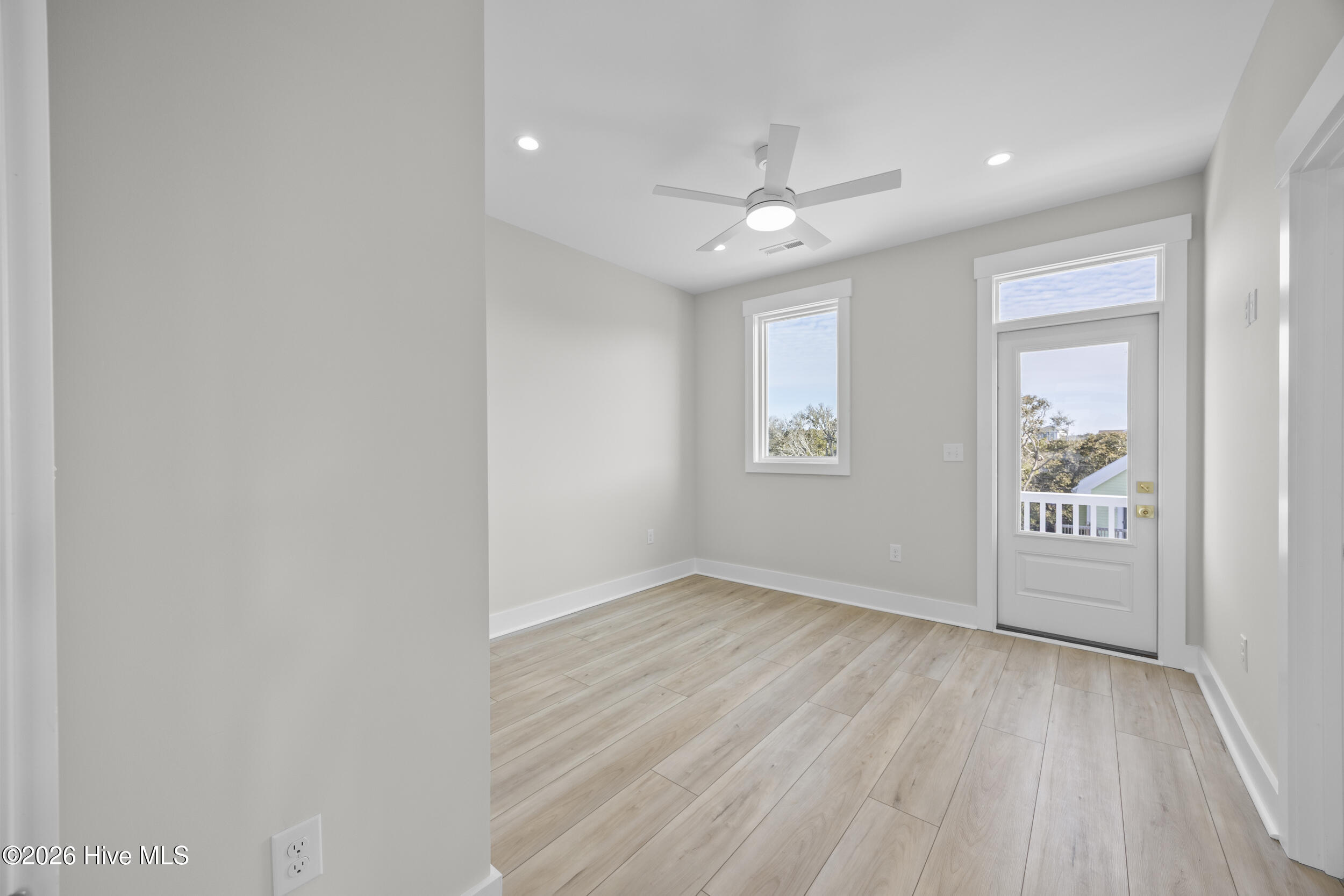 100543064 | Photo 46