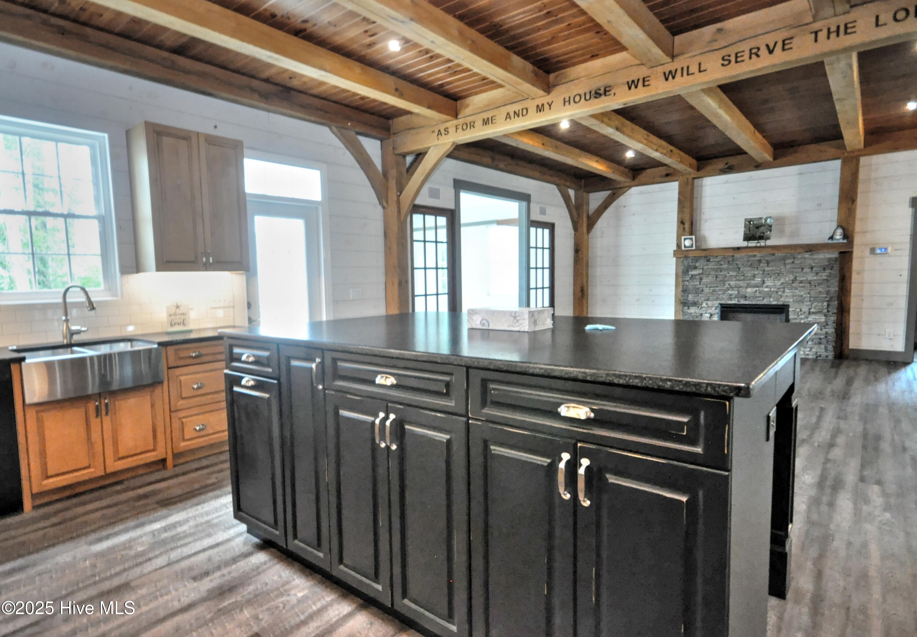 100535585 | Photo 36