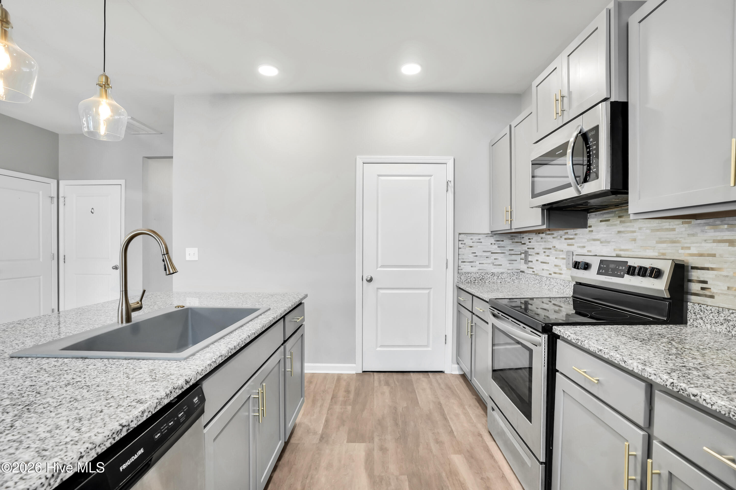 100548211 | Photo 10