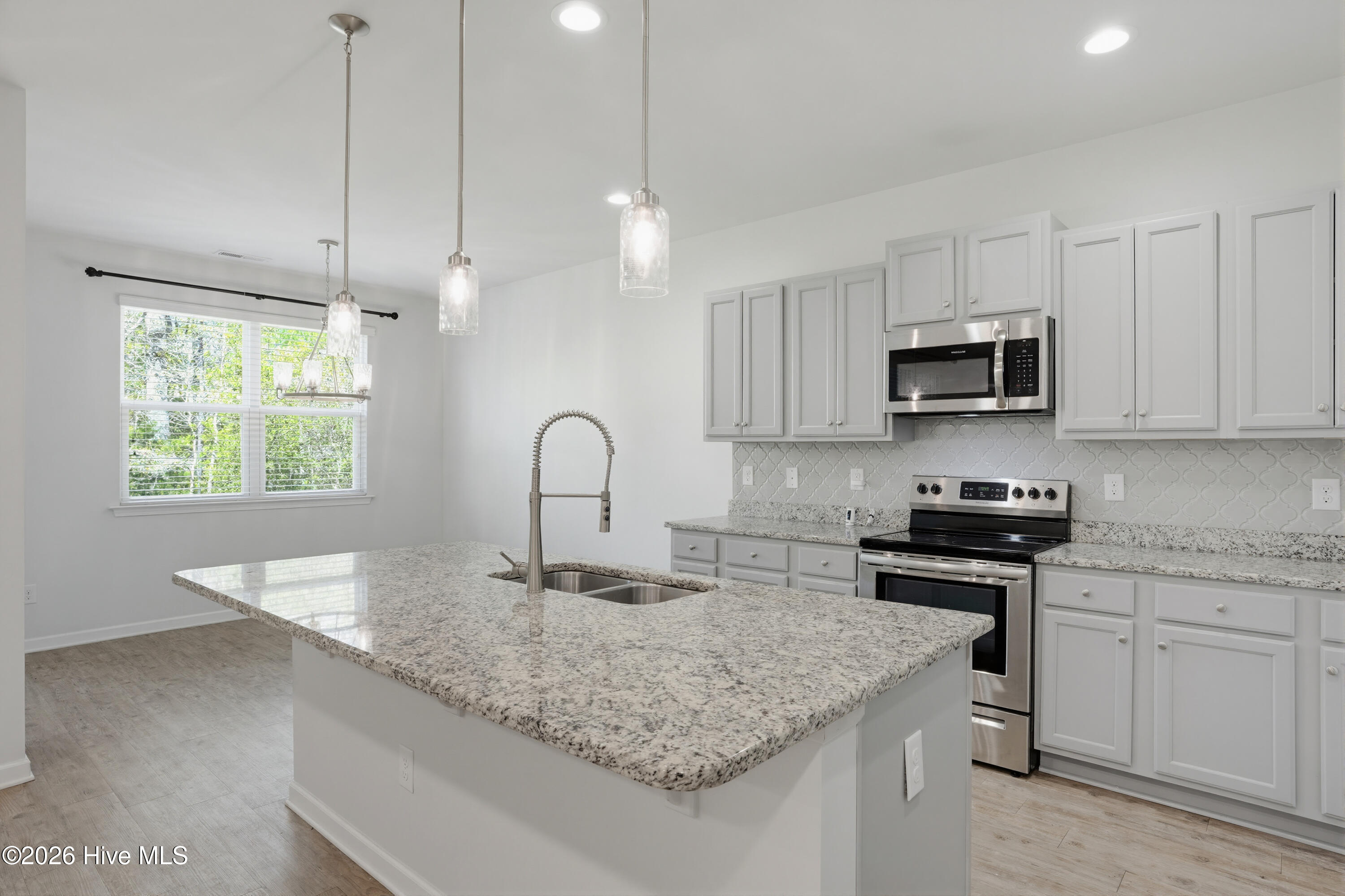 100565113 | Photo 16