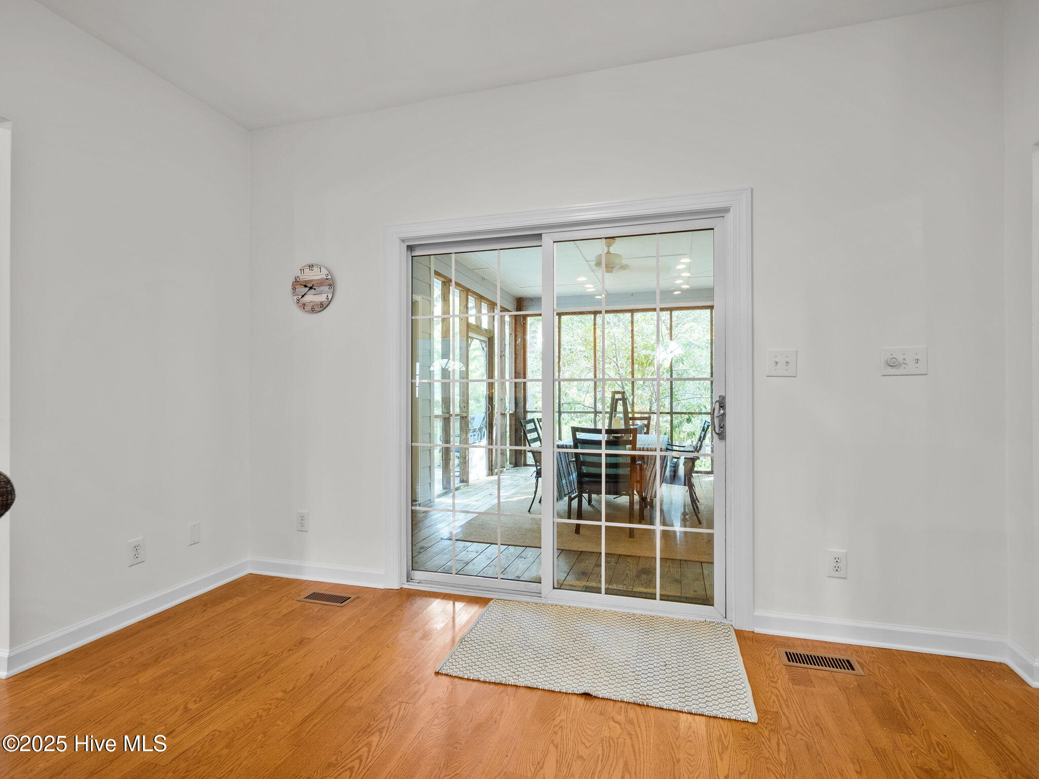 100519195 | Photo 16