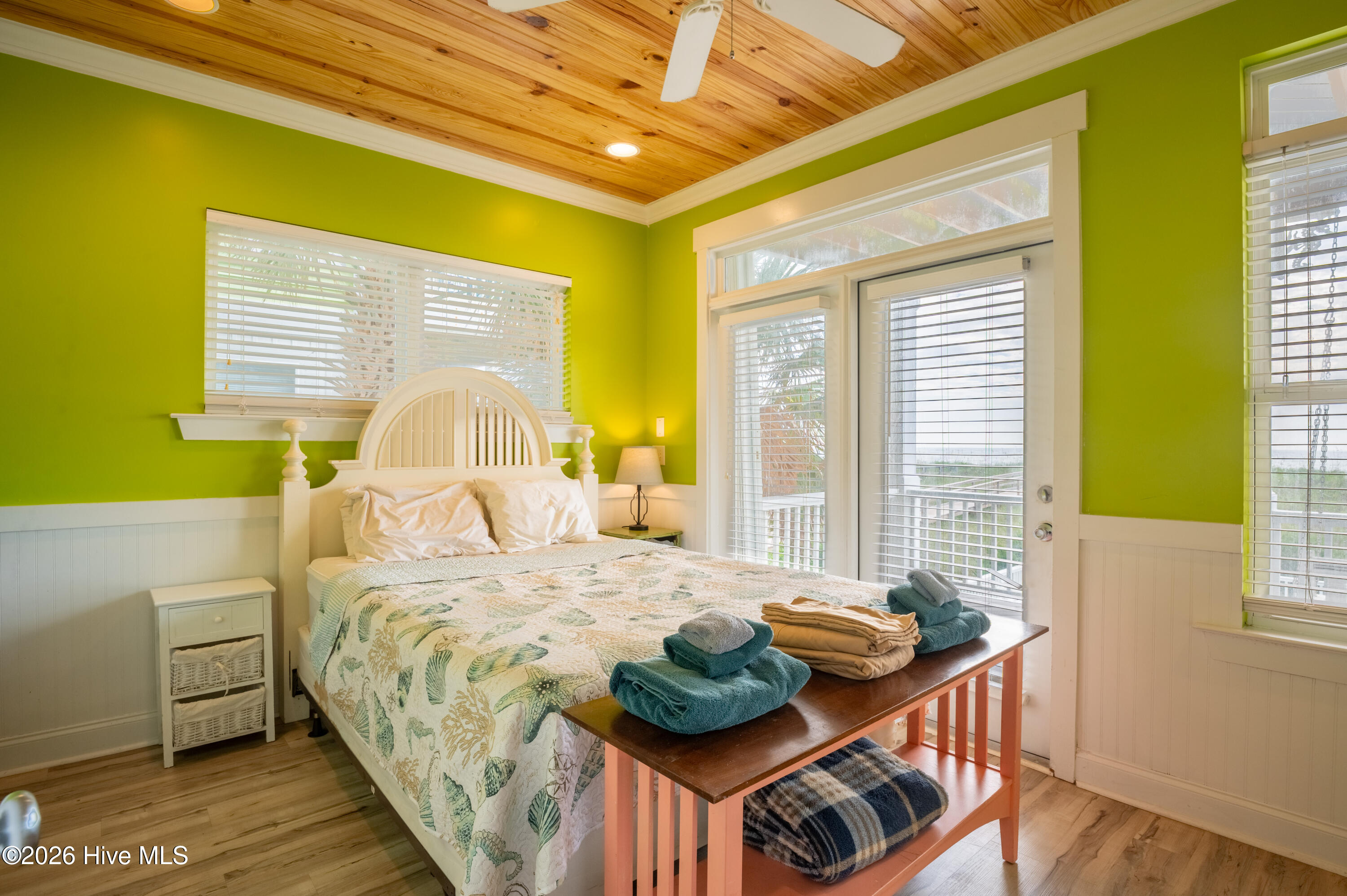 100550825 | Photo 27