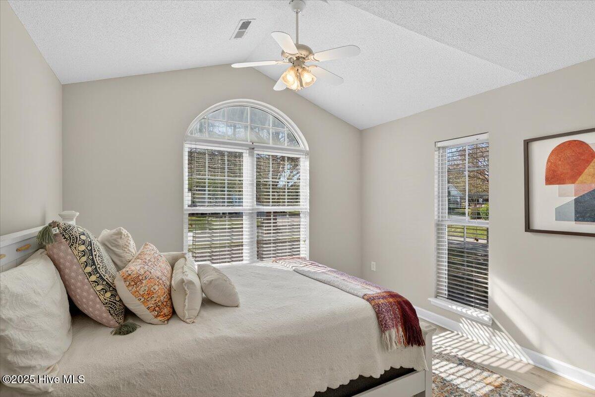 100536706 | Photo 30