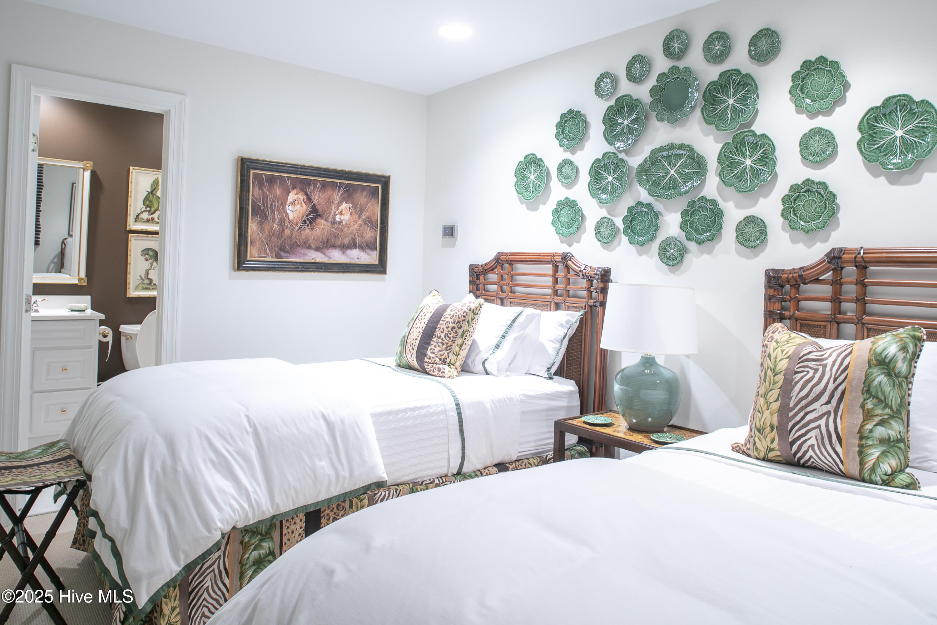 100536039 | Photo 35