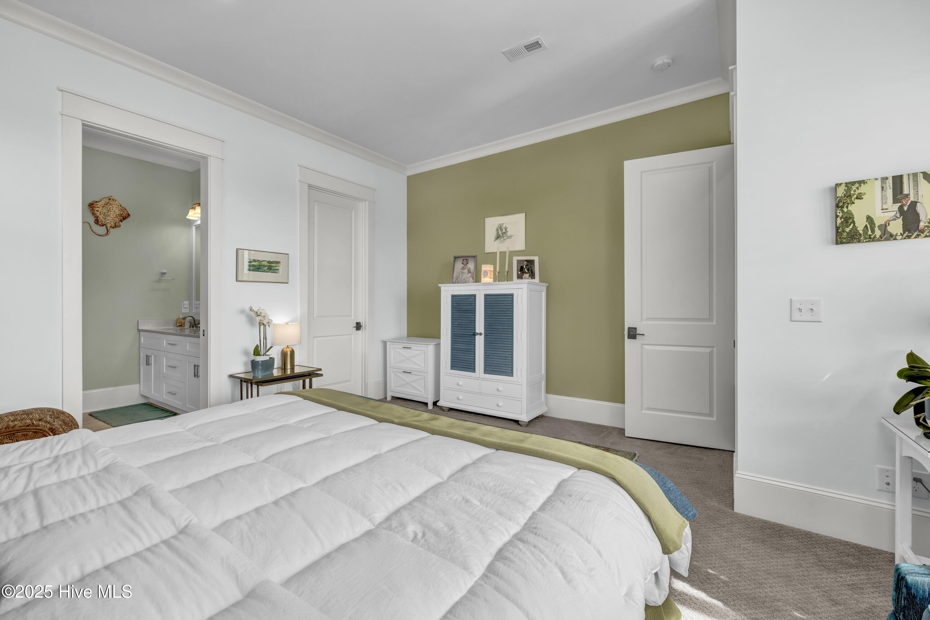 100537011 | Photo 44