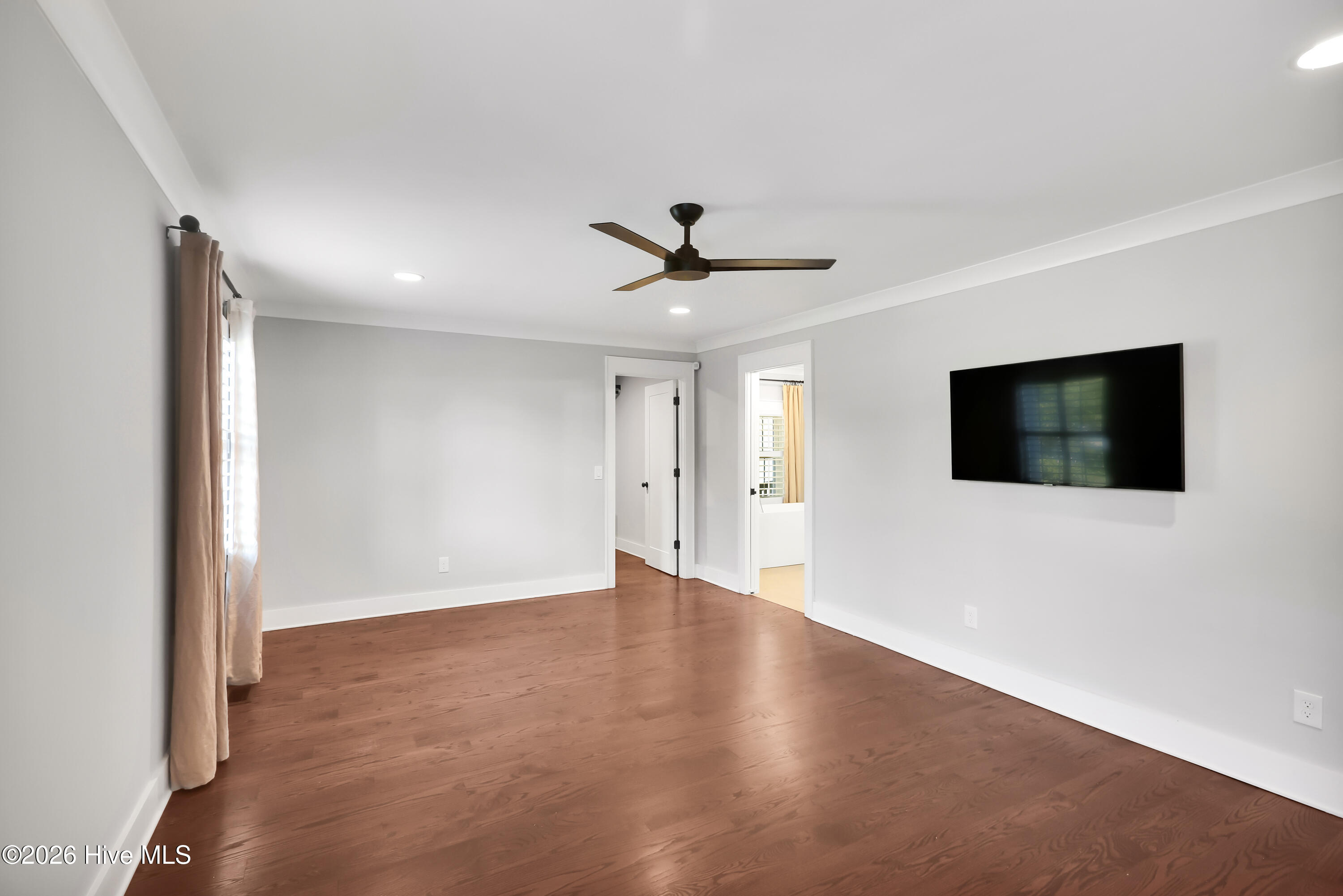 100565189 | Photo 25